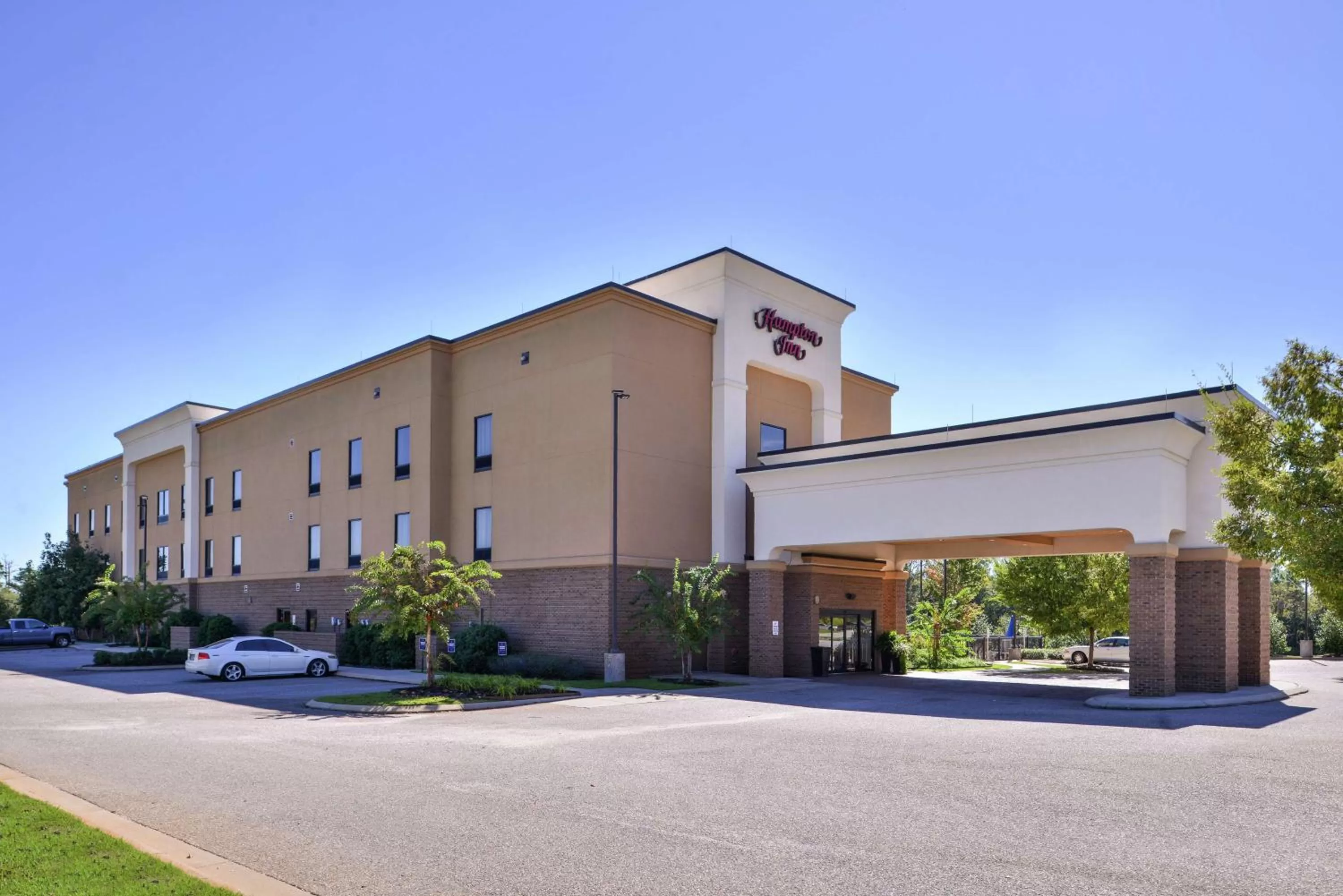 Property building in Hampton Inn Jackson-College Avenue