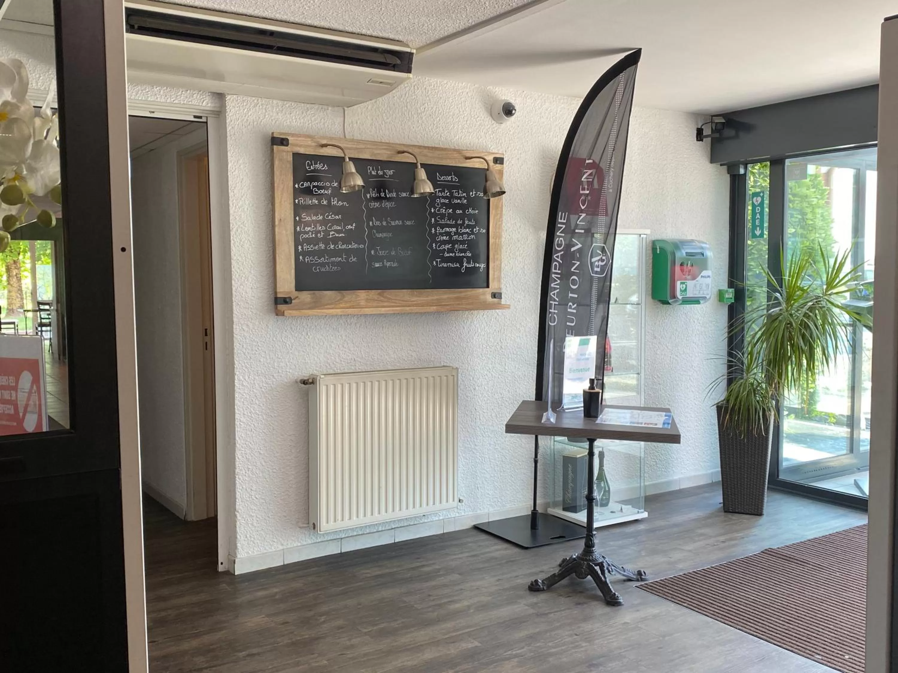 Lobby or reception in Brit Hotel Reims La Pompelle