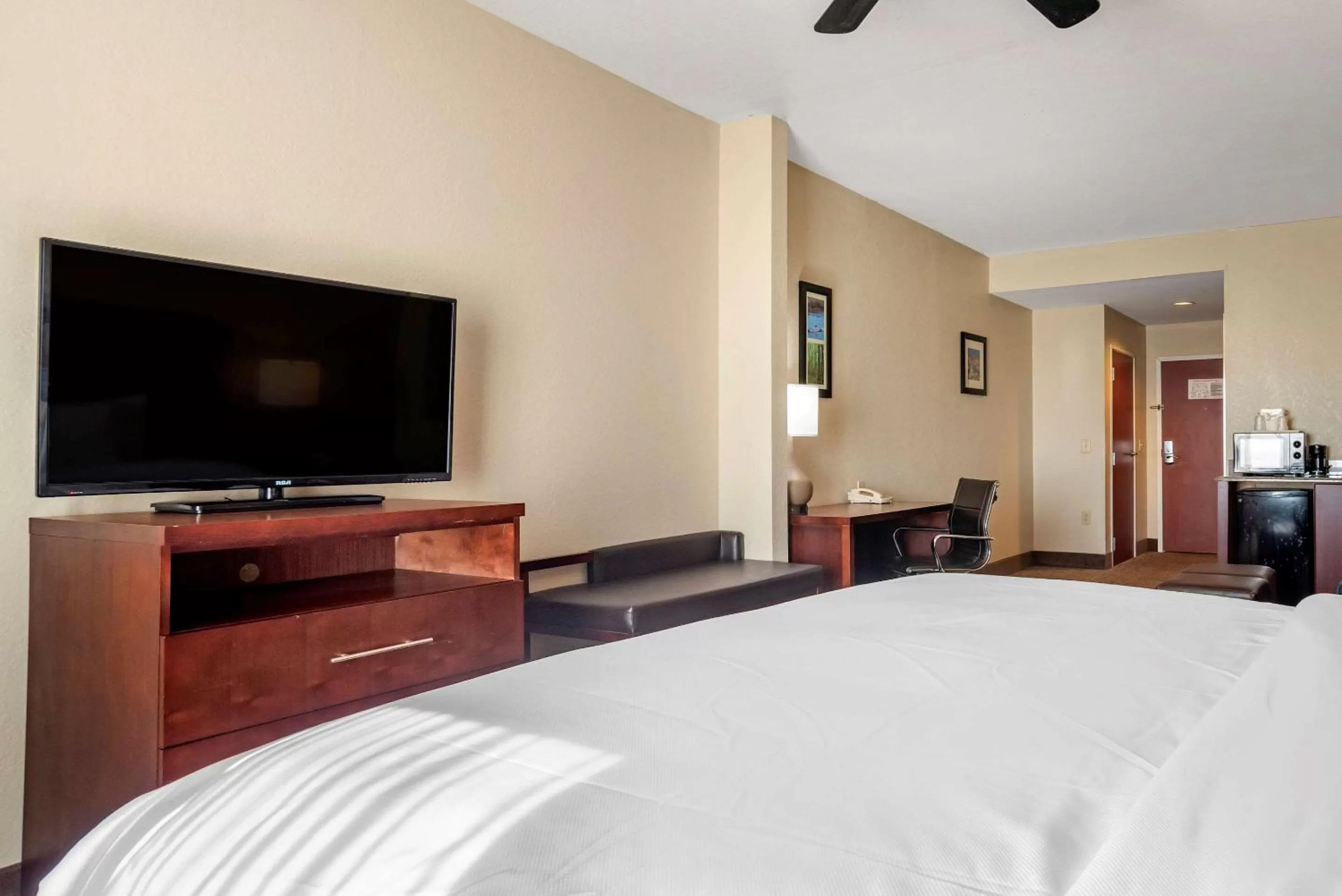Photo of the whole room, Bed in Comfort Inn & Suites Clinton - Jackson West