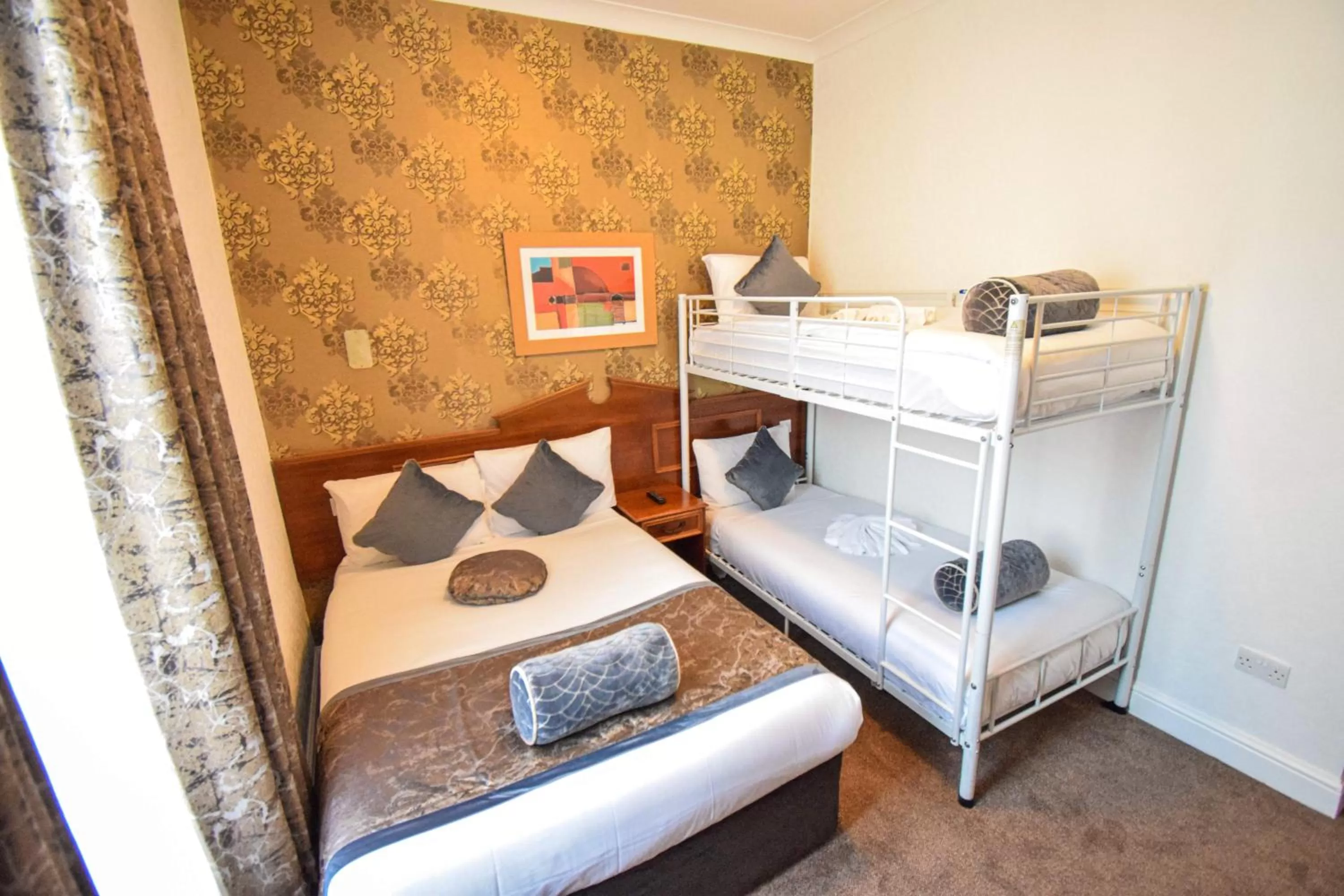 Bed in Pembridge Palace Hotel