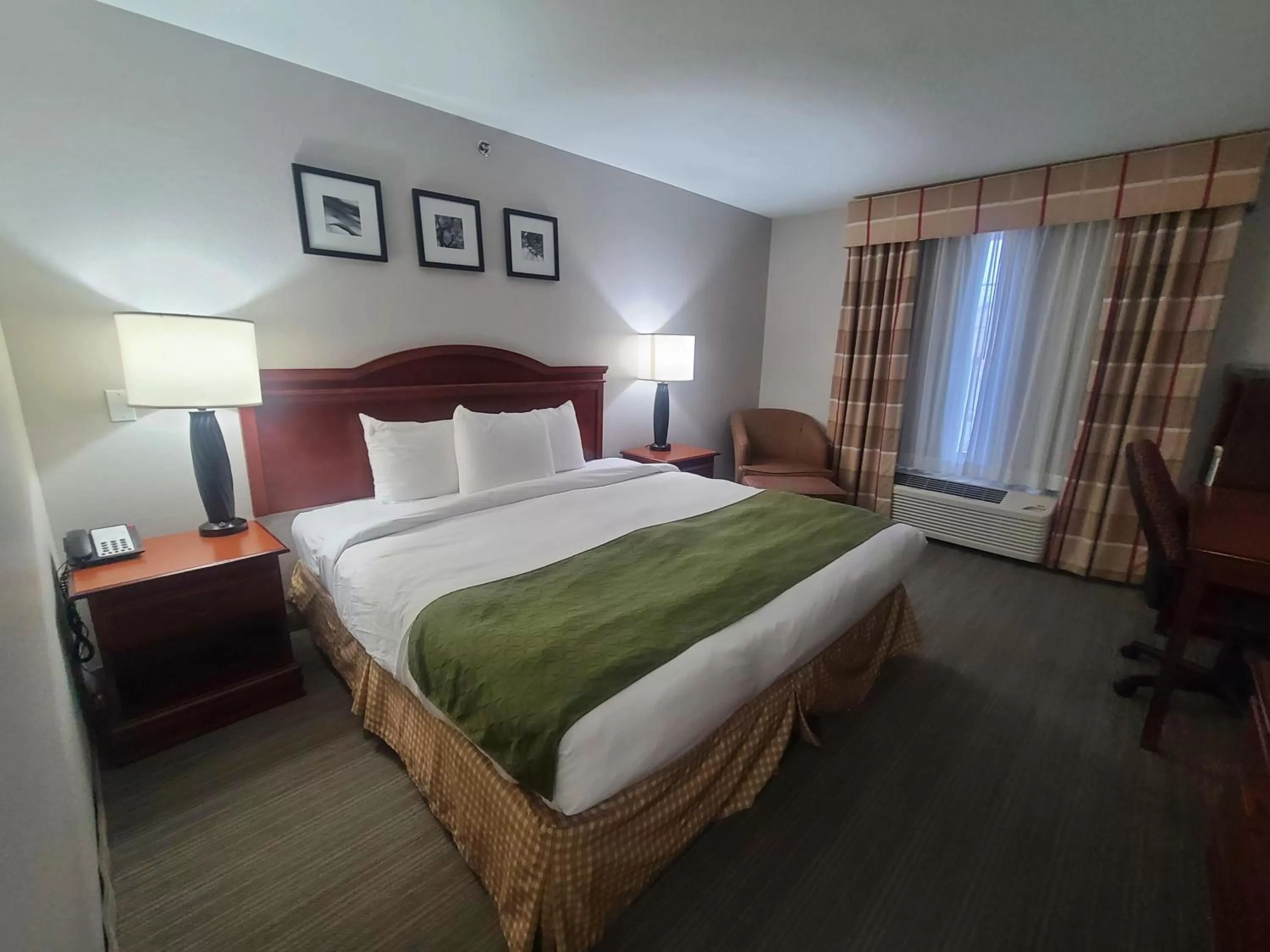 Bed in Country Inn & Suites by Radisson, Paducah, KY