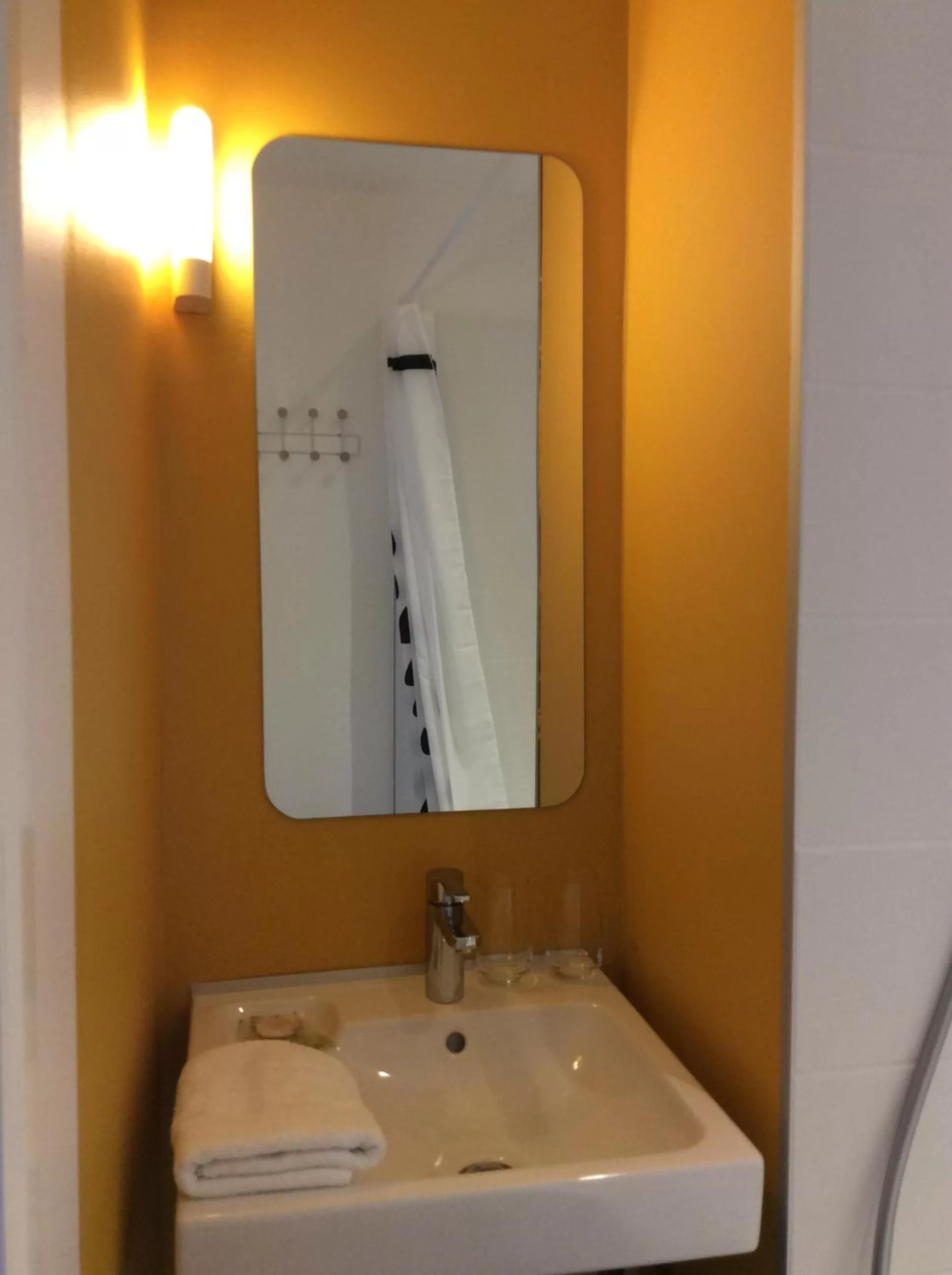 Bathroom in Hotel de France