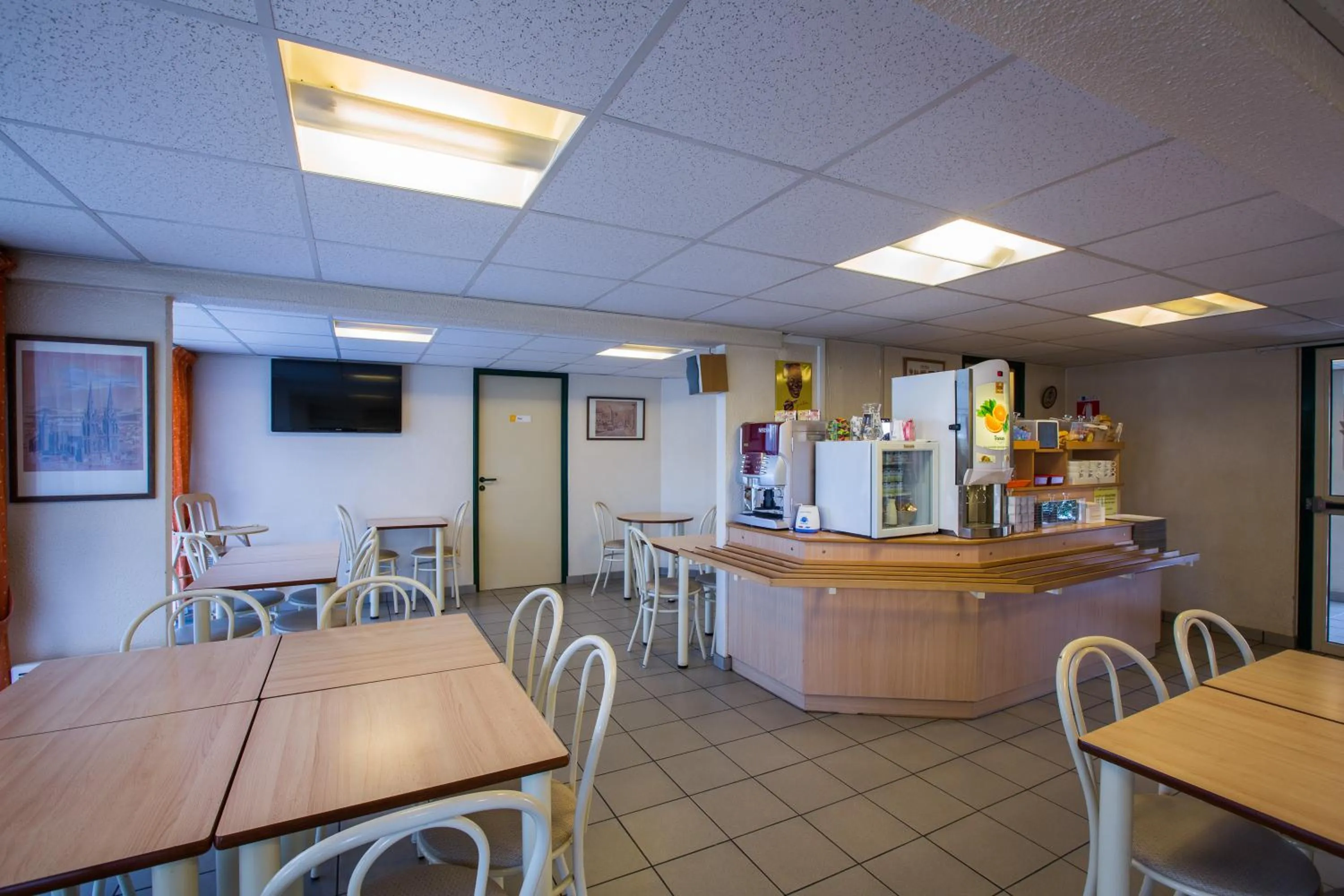 Restaurant/places to eat in Première Classe Clermont Ferrand Nord