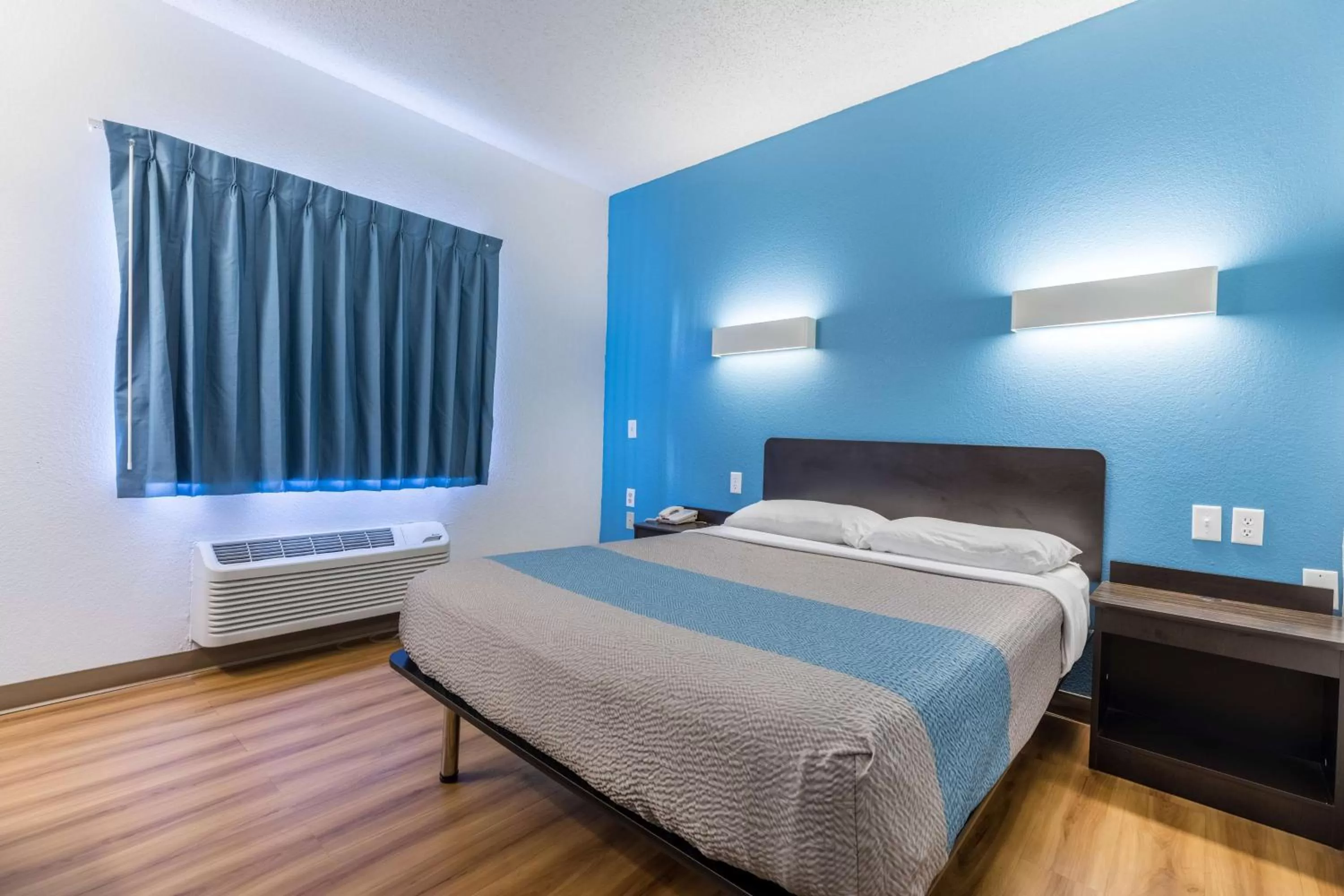 Bedroom, Bed in Motel 6-Indianapolis, IN - Southport