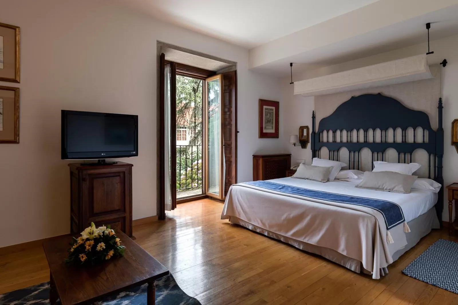 Photo of the whole room, Bed in Parador de Pontevedra