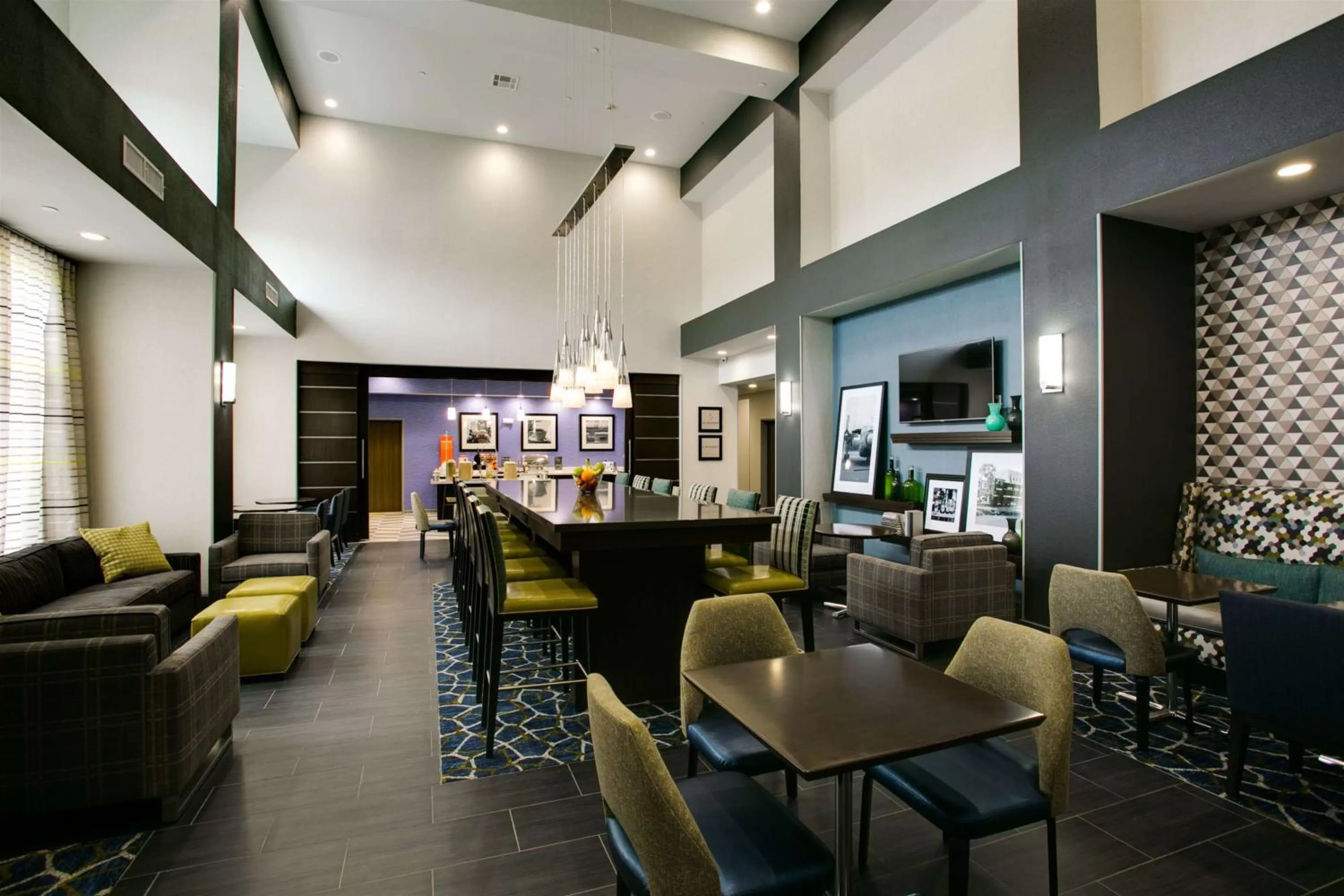 Dining area in Hampton Inn & Suites Dallas/Ft. Worth Airport South