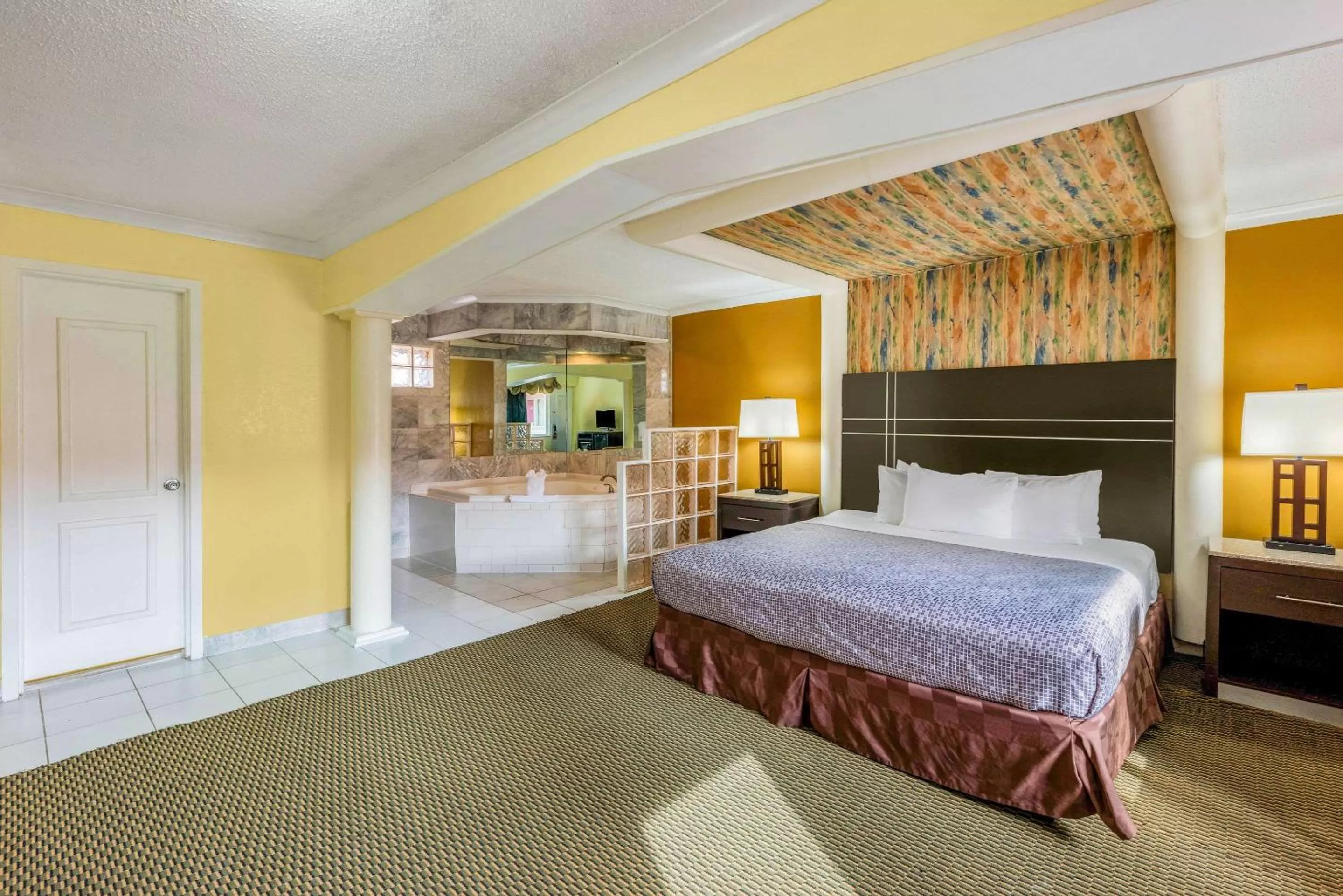 Photo of the whole room, Bed in Econo Lodge Beach and Boardwalk