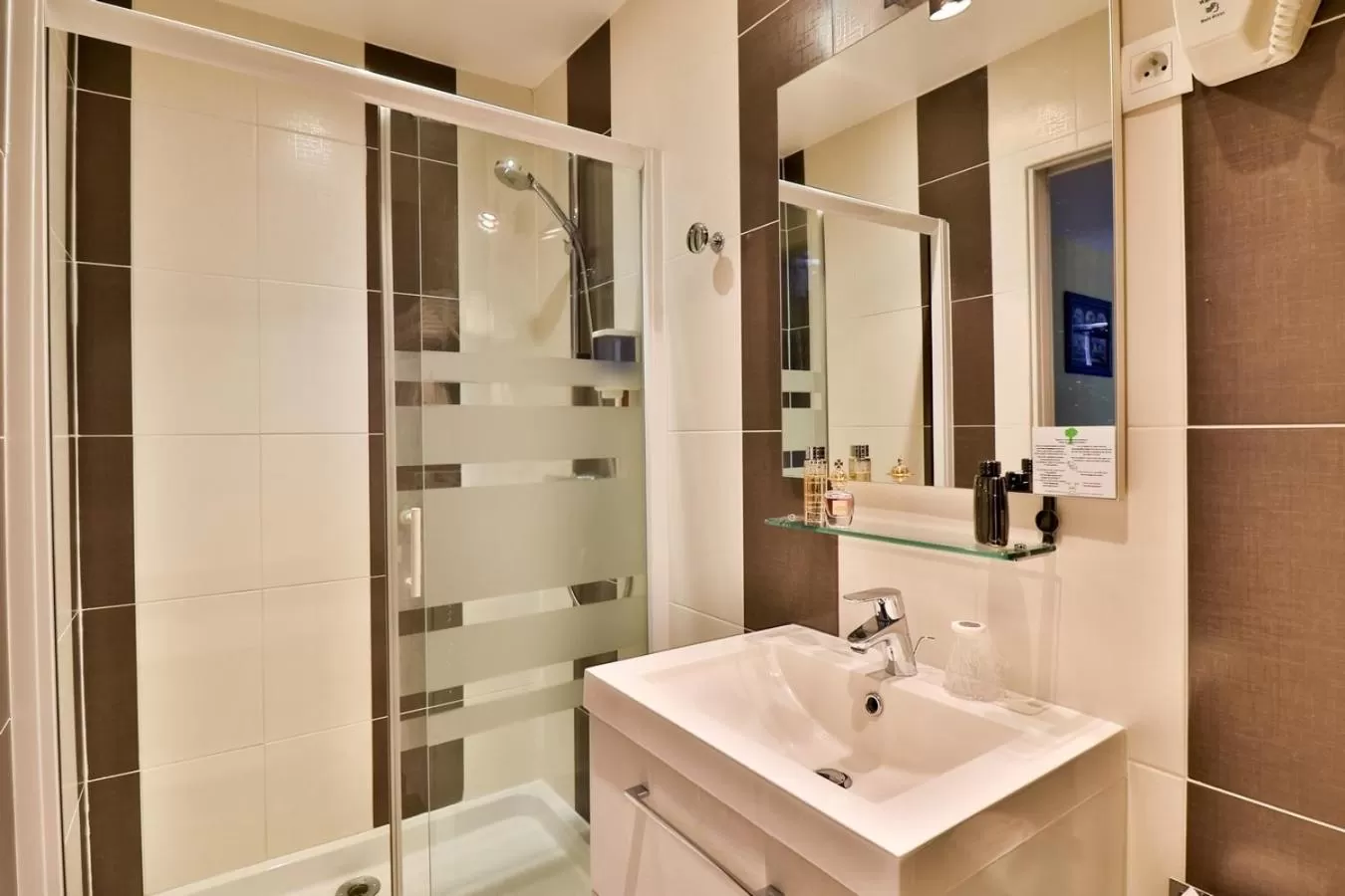 Shower in Hotel La Tuiliere