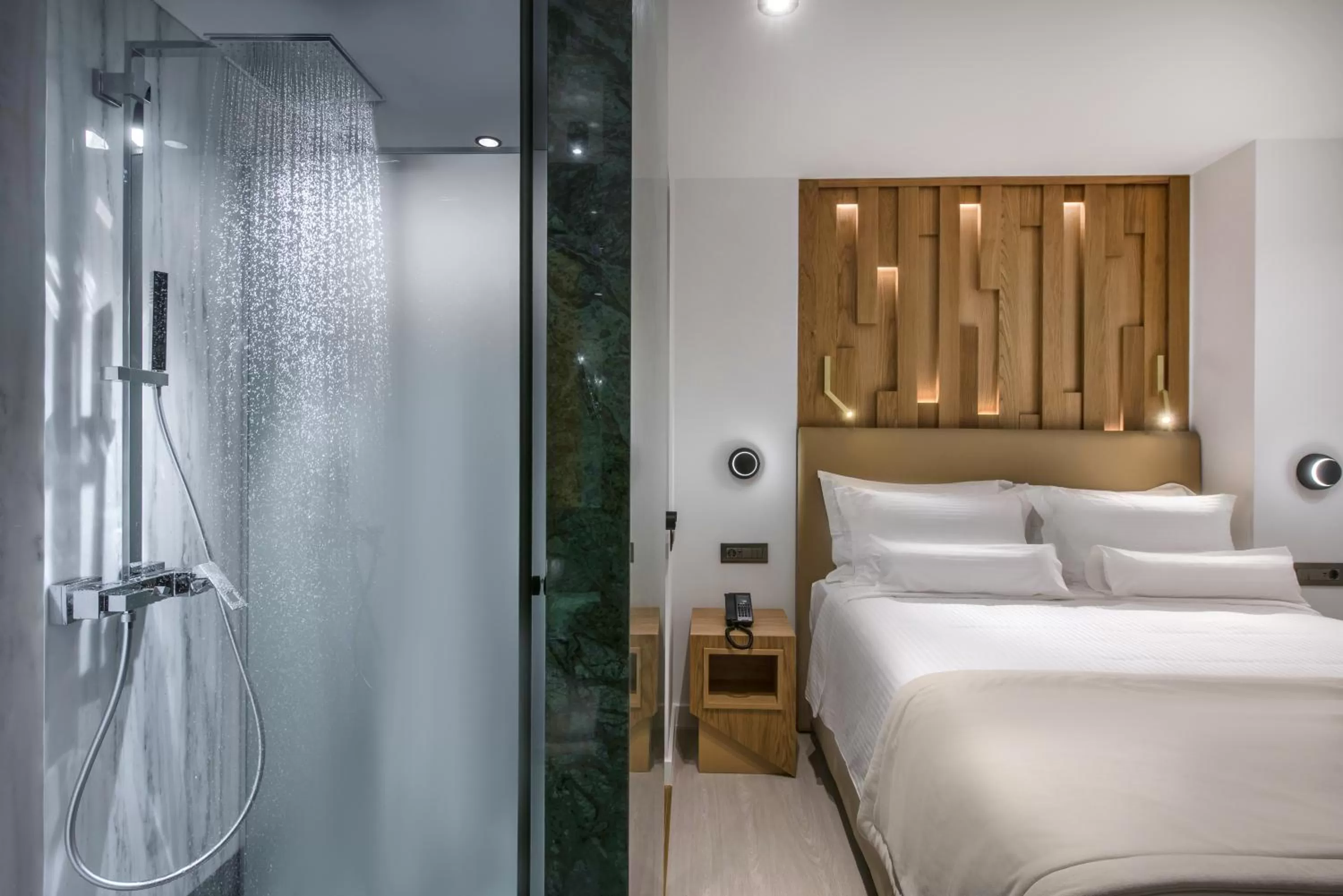 Shower, Bed in Dimargio Luxury Hotel & Spa