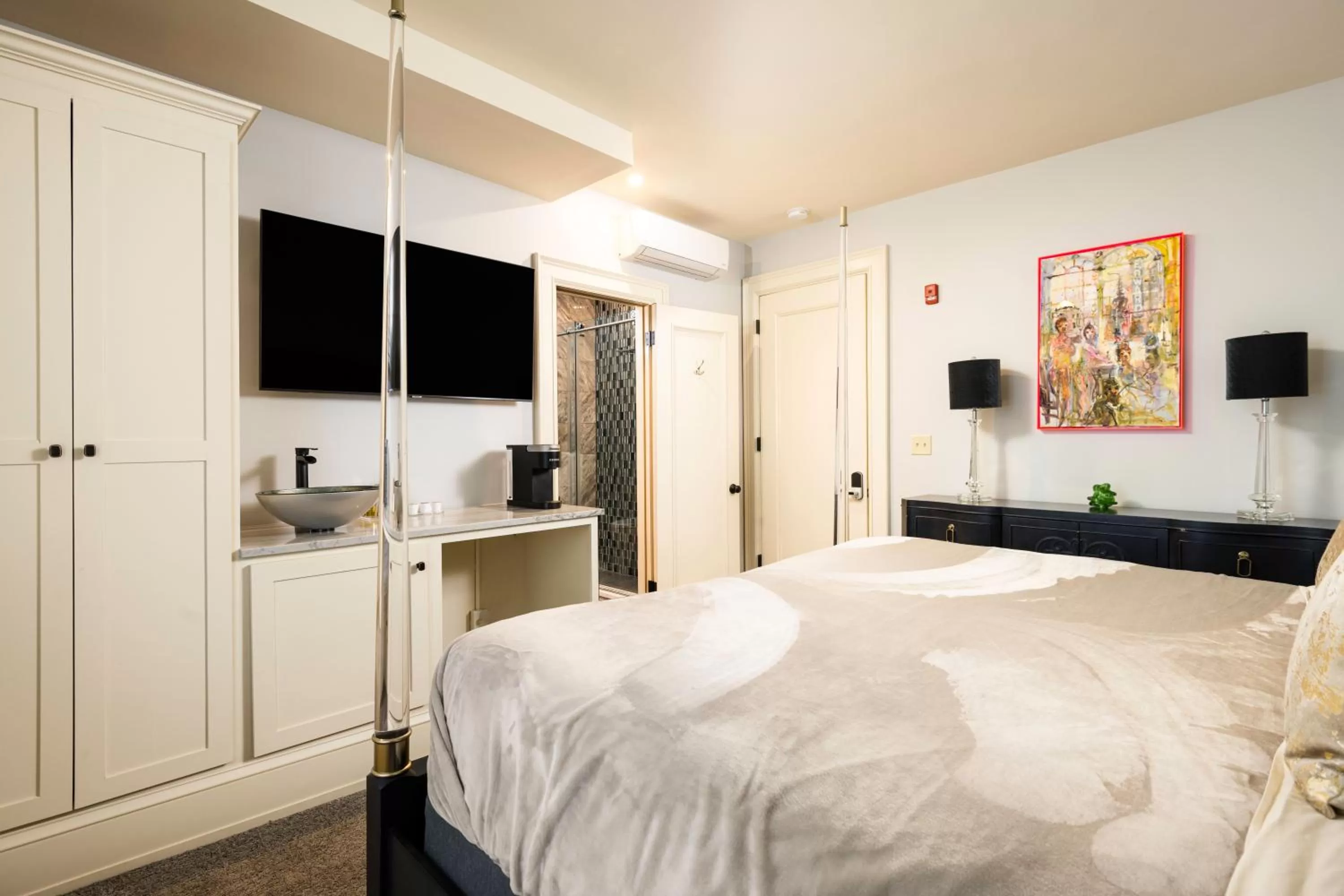 Photo of the whole room, Bed in The Edward Buffalo