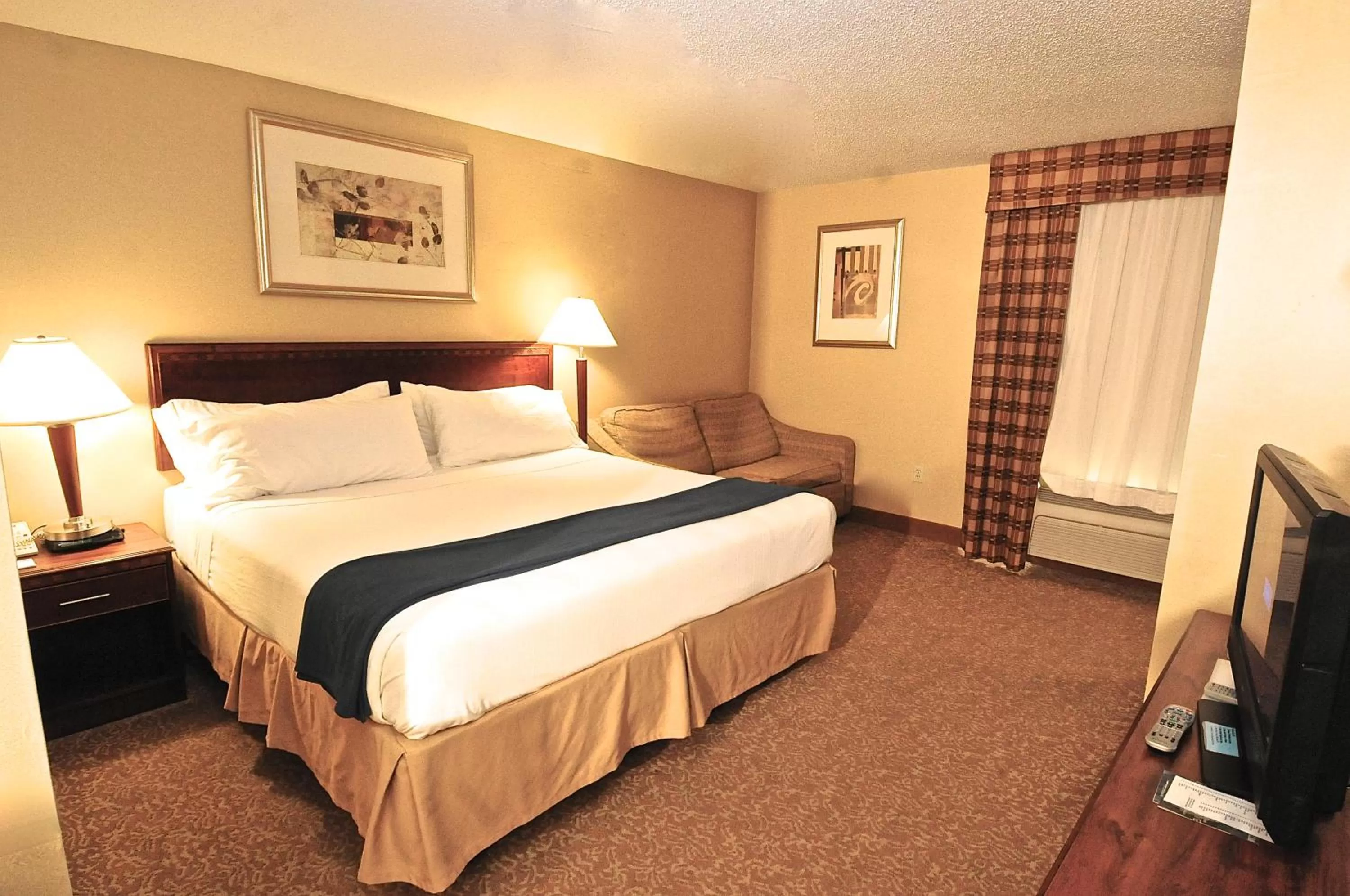 Photo of the whole room, Bed in Holiday Inn Express Hotel & Suites Fenton/I-44 by IHG