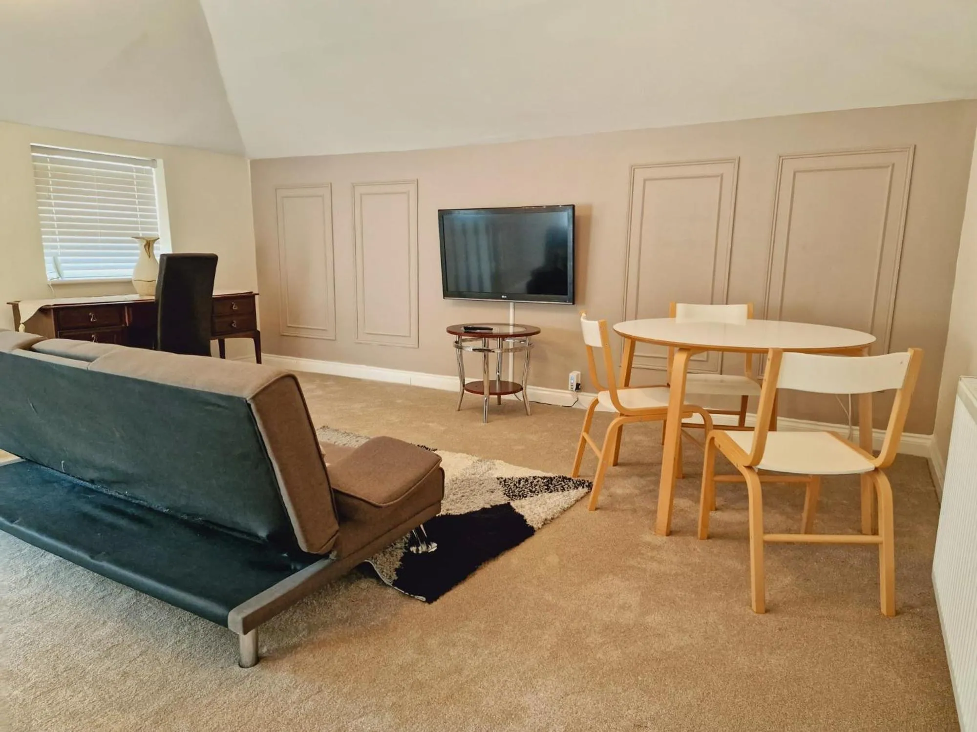 Living room in Wentworth House - Free Parking