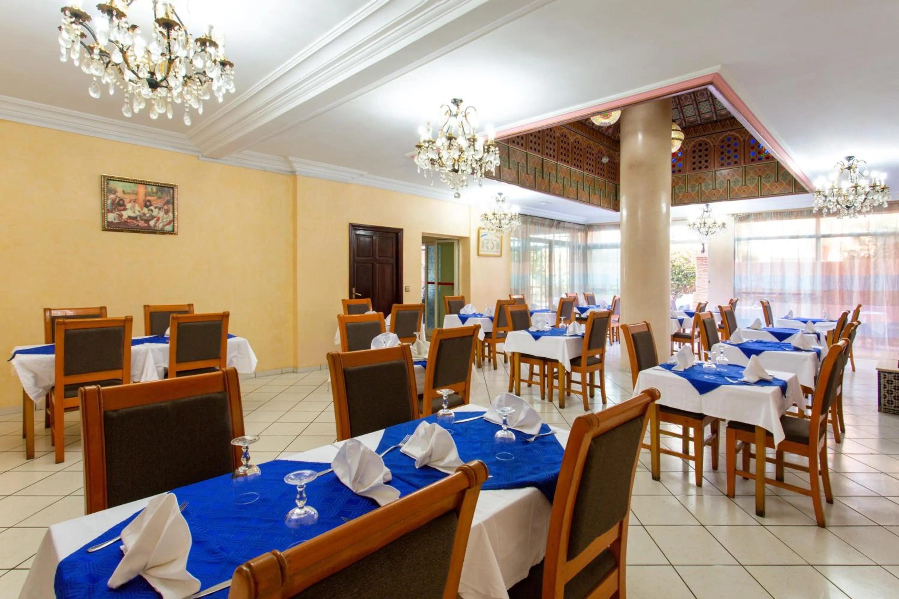 Restaurant/places to eat in Hotel Akabar
