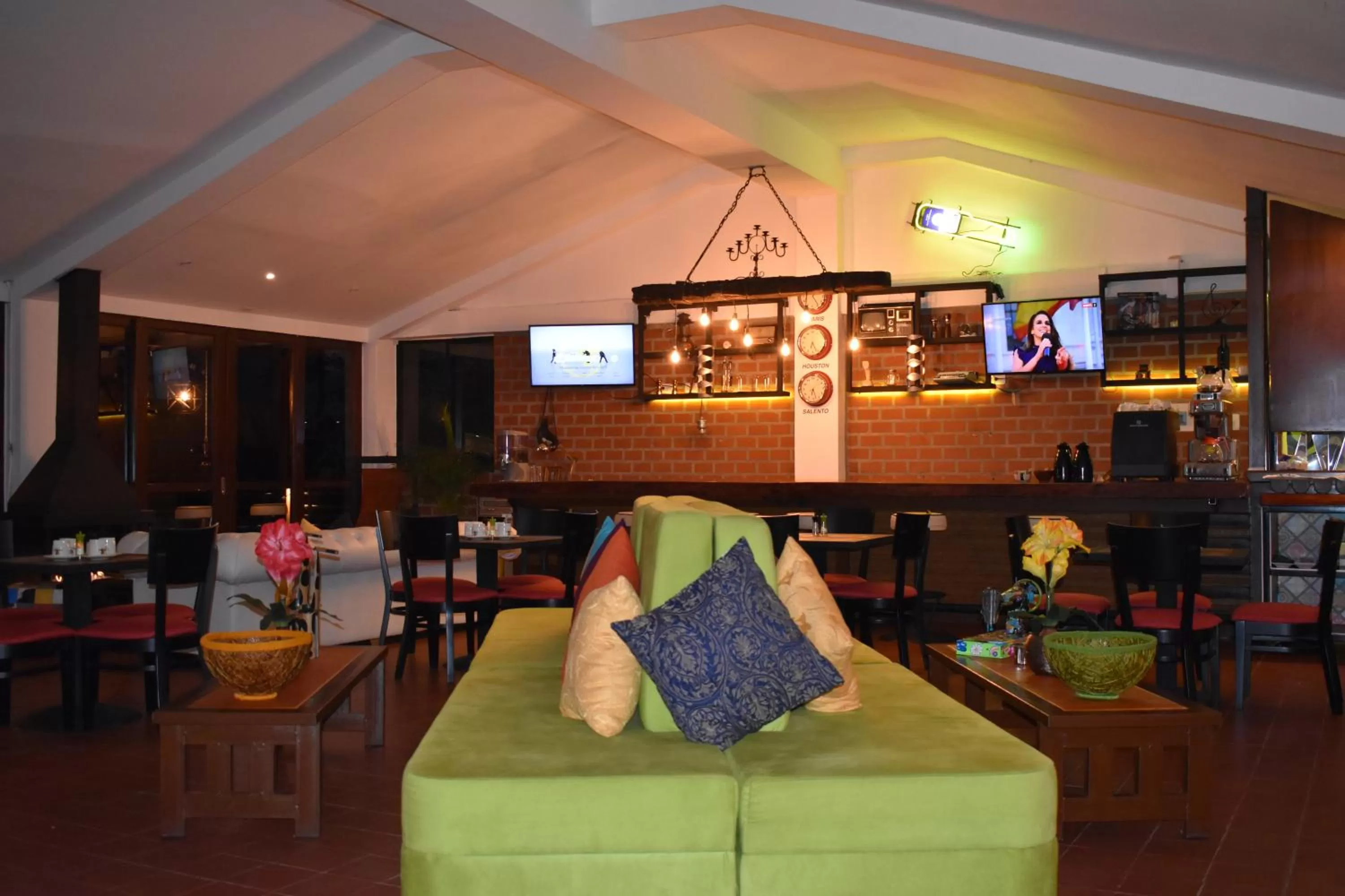 Restaurant/Places to Eat in Hotel Bambu Inn