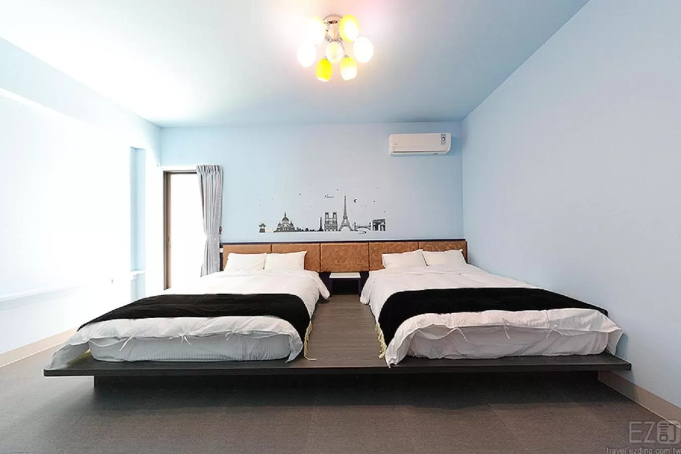 Photo of the whole room, Bed in Mirage