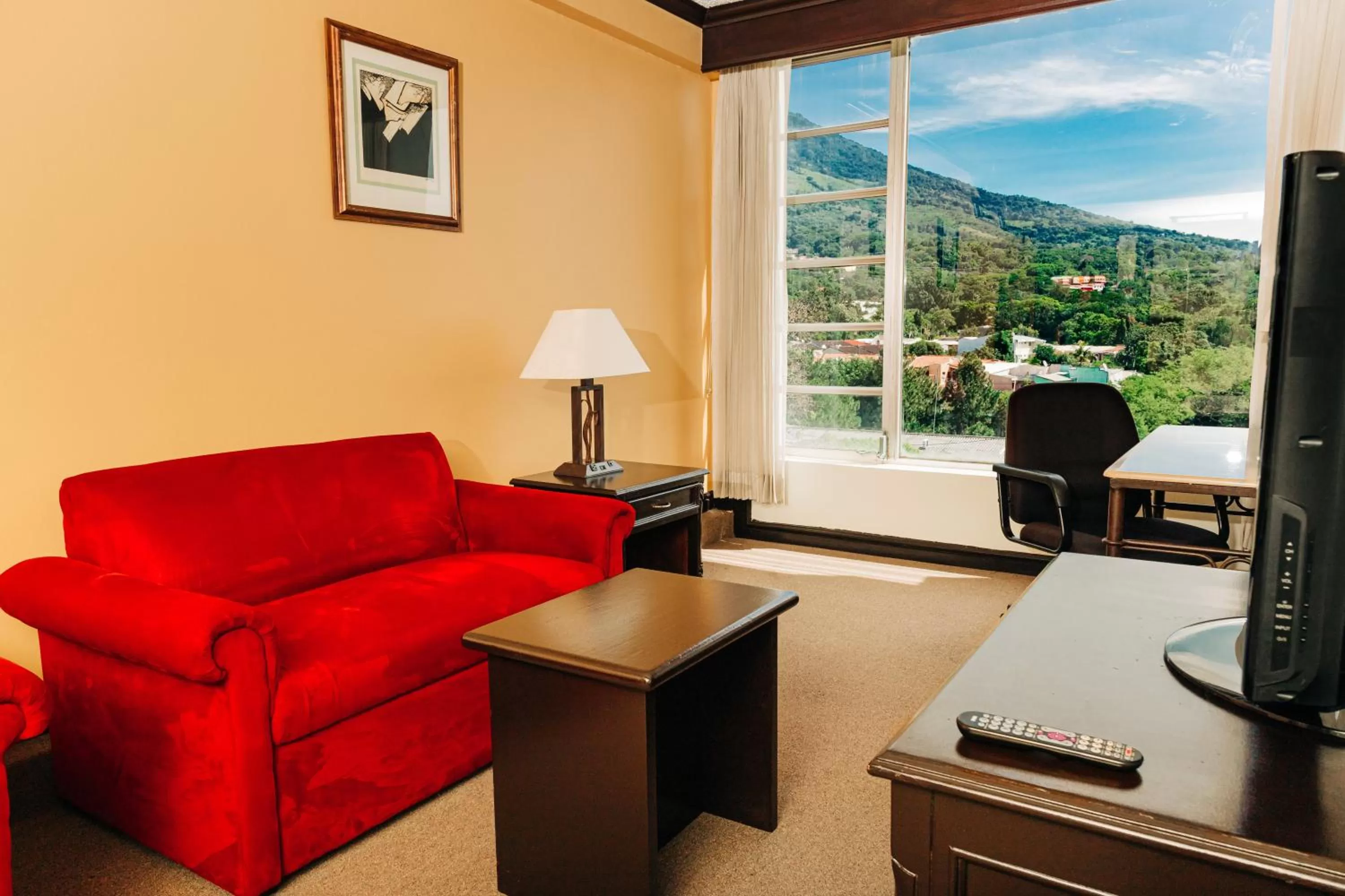 Living room in Plaza Hotel and Suites