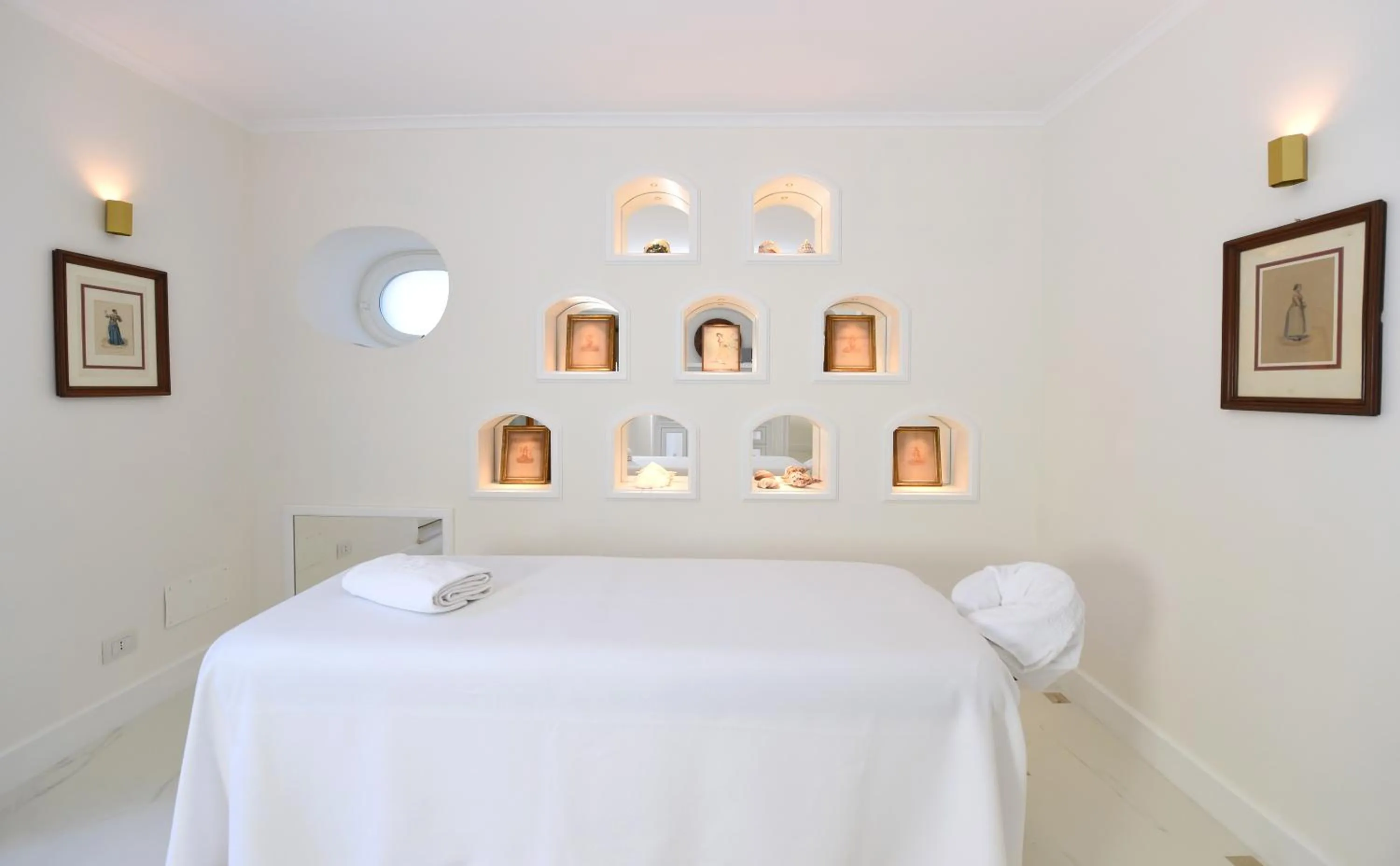 Massage, Bed in Grand Hotel Ambasciatori