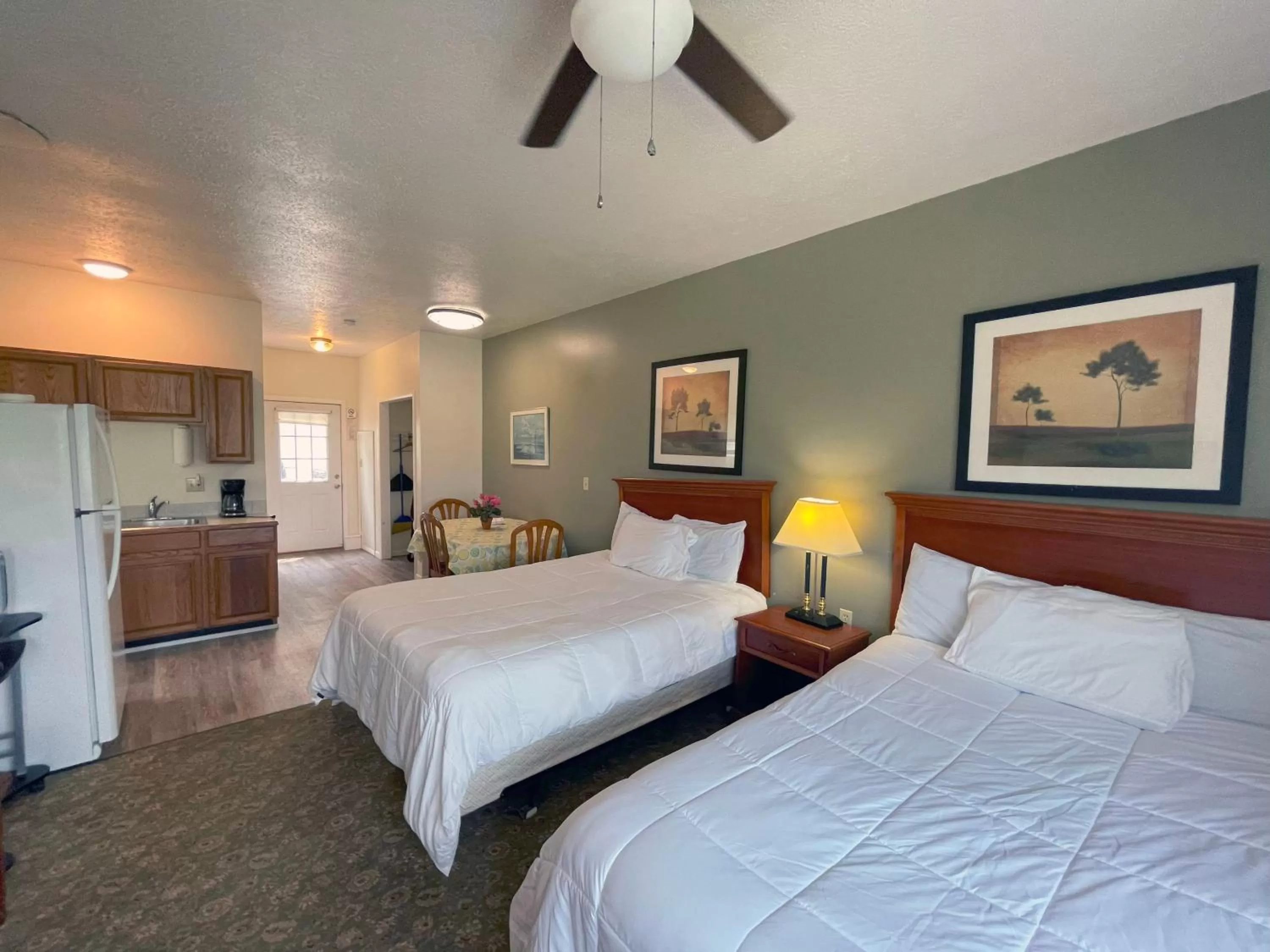 Bed in Plantation Motel