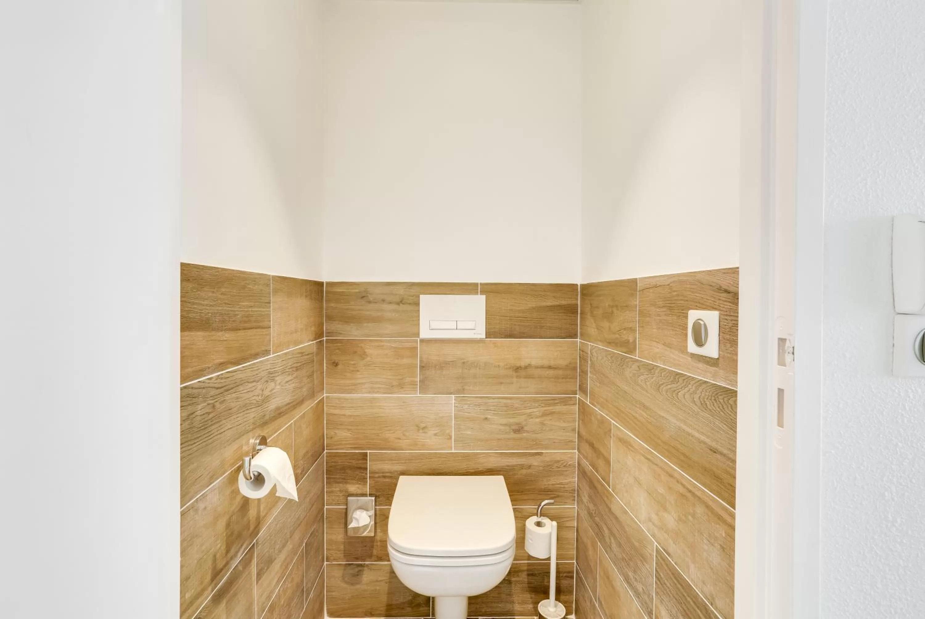 Toilet in The Originals City, Hôtel Caen Mémorial