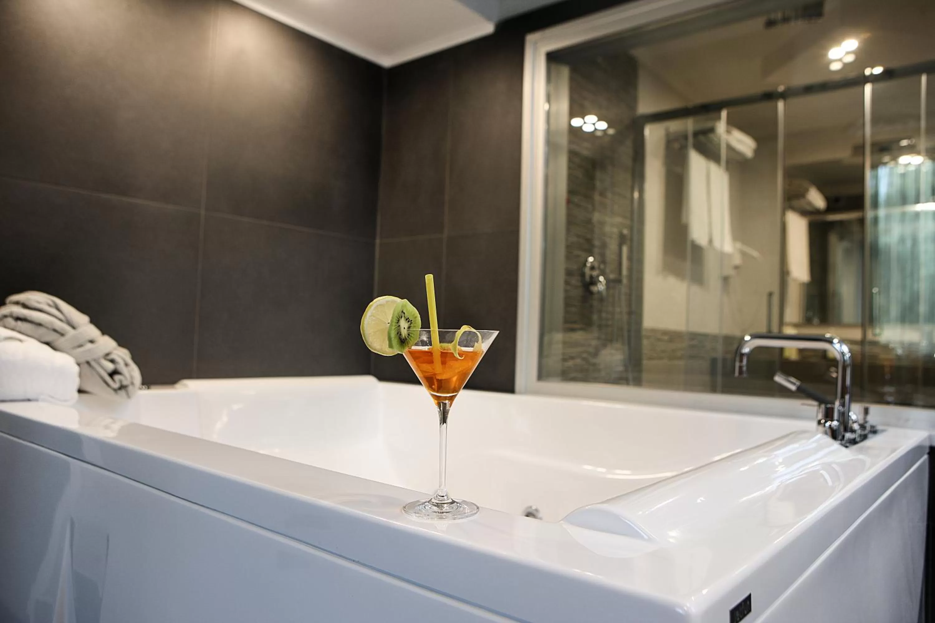 Hot Tub in Best Western JFK Hotel