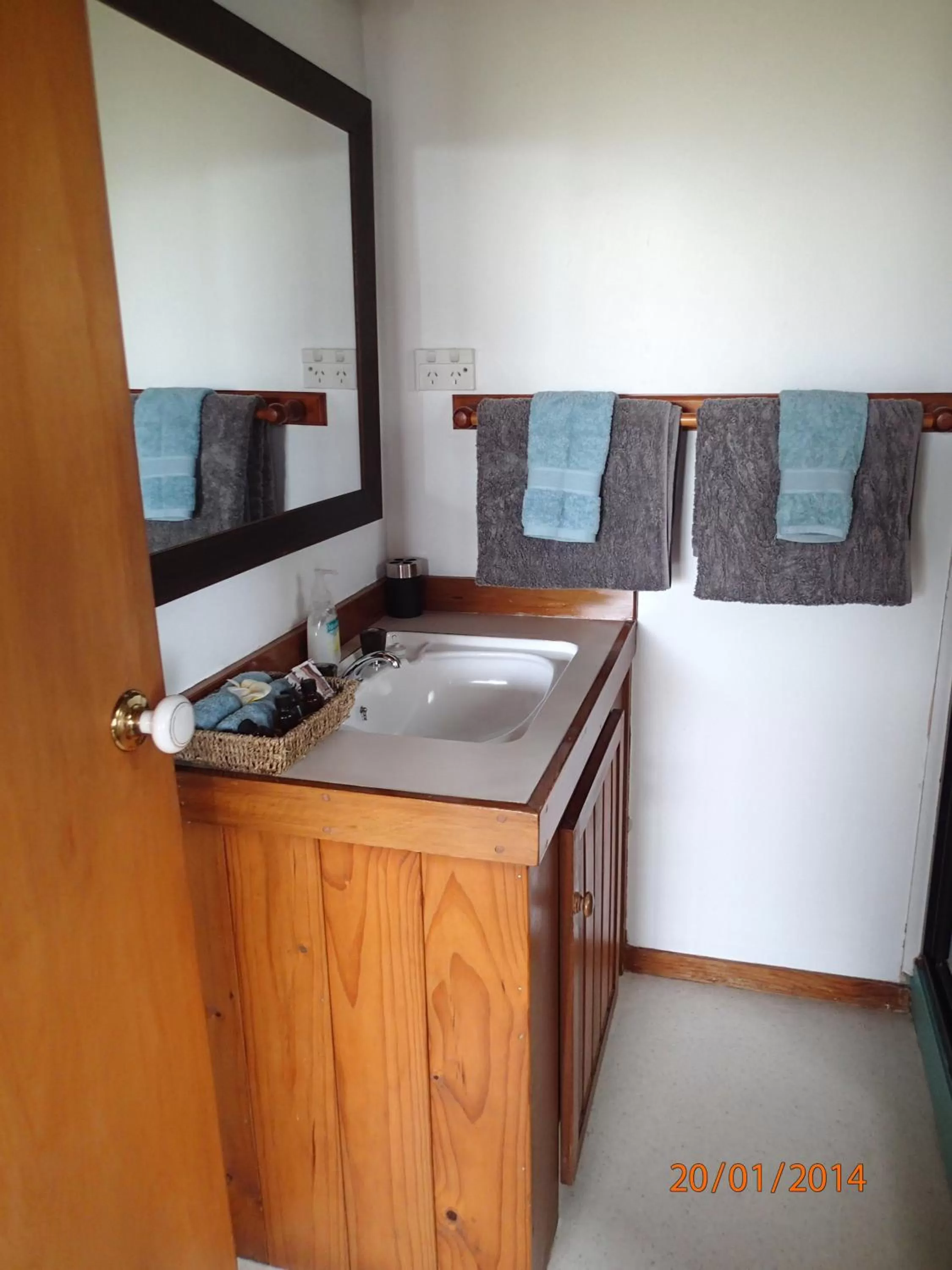 Toilet in Grafton Cottage & Chalets