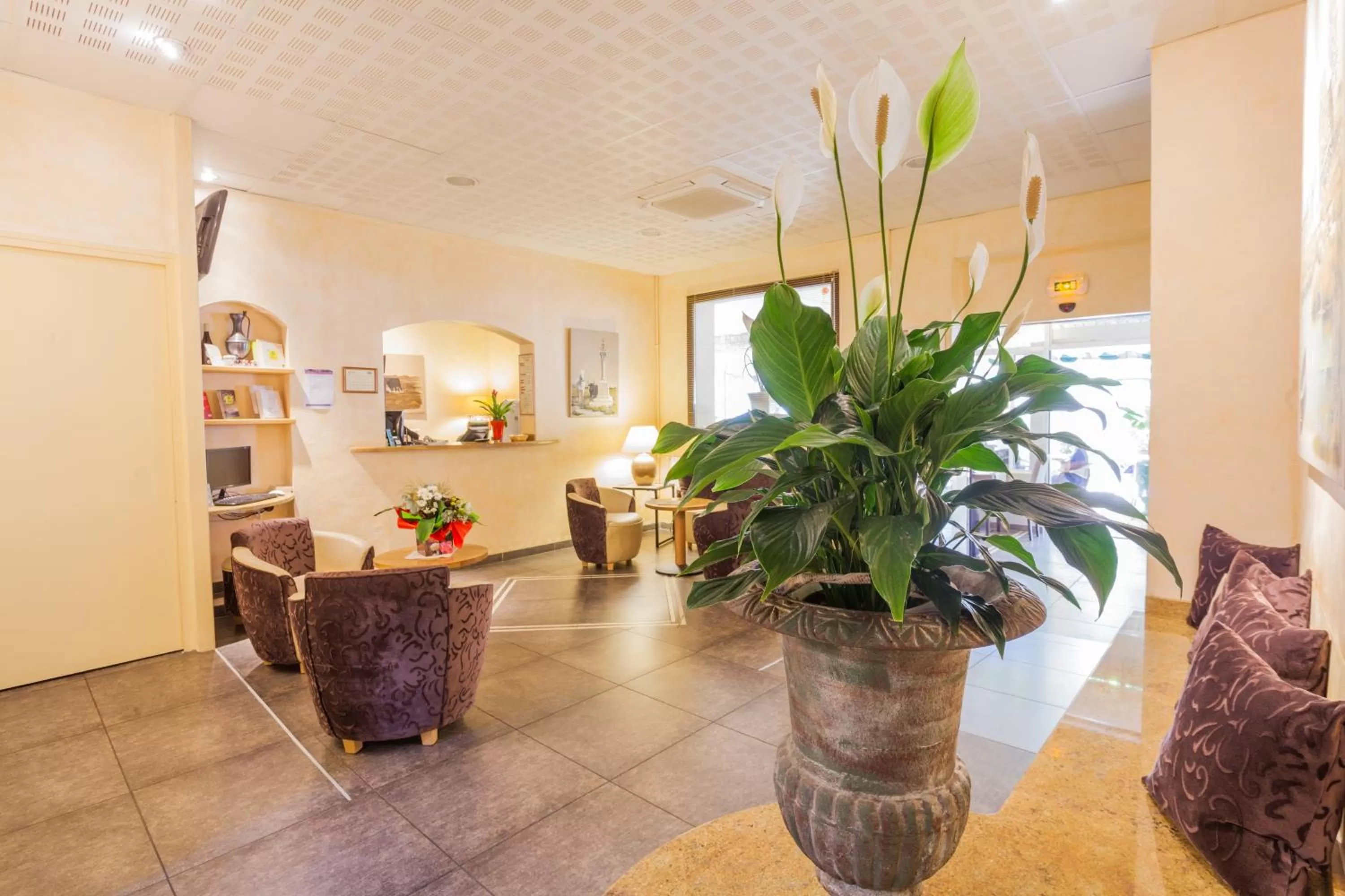 Lobby or reception in Logis Hôtel Restaurant Le Cours