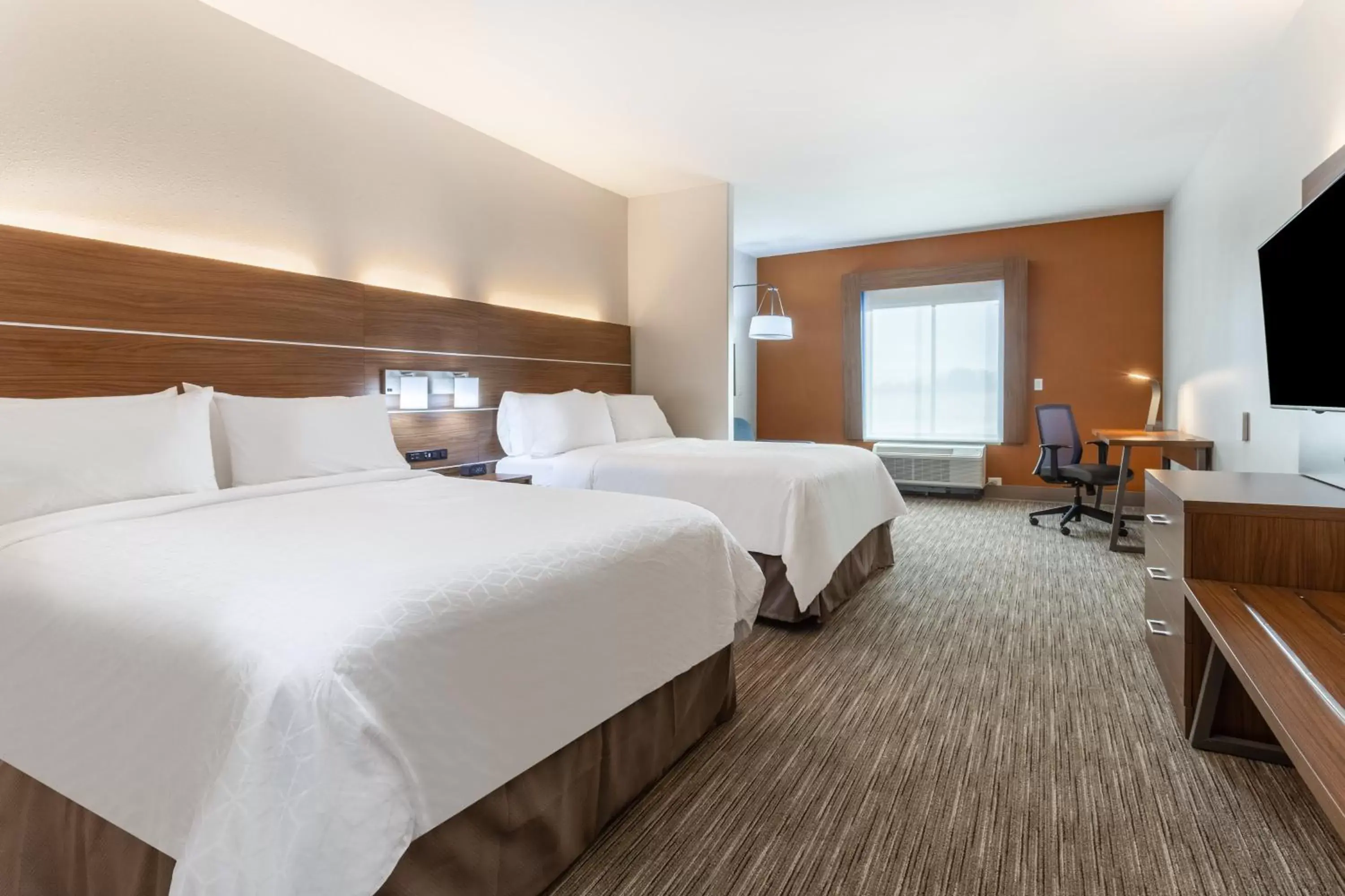 Queen Suite with Two Queen Beds and Mobility Accessible Tub - Non-Smoking in Holiday Inn Express & Suites Kearney by IHG Queen Suite with Two Queen Beds and Mobility Accessible Tub - Non-Smoking in Holiday Inn Express & Suites Kearney by IHG