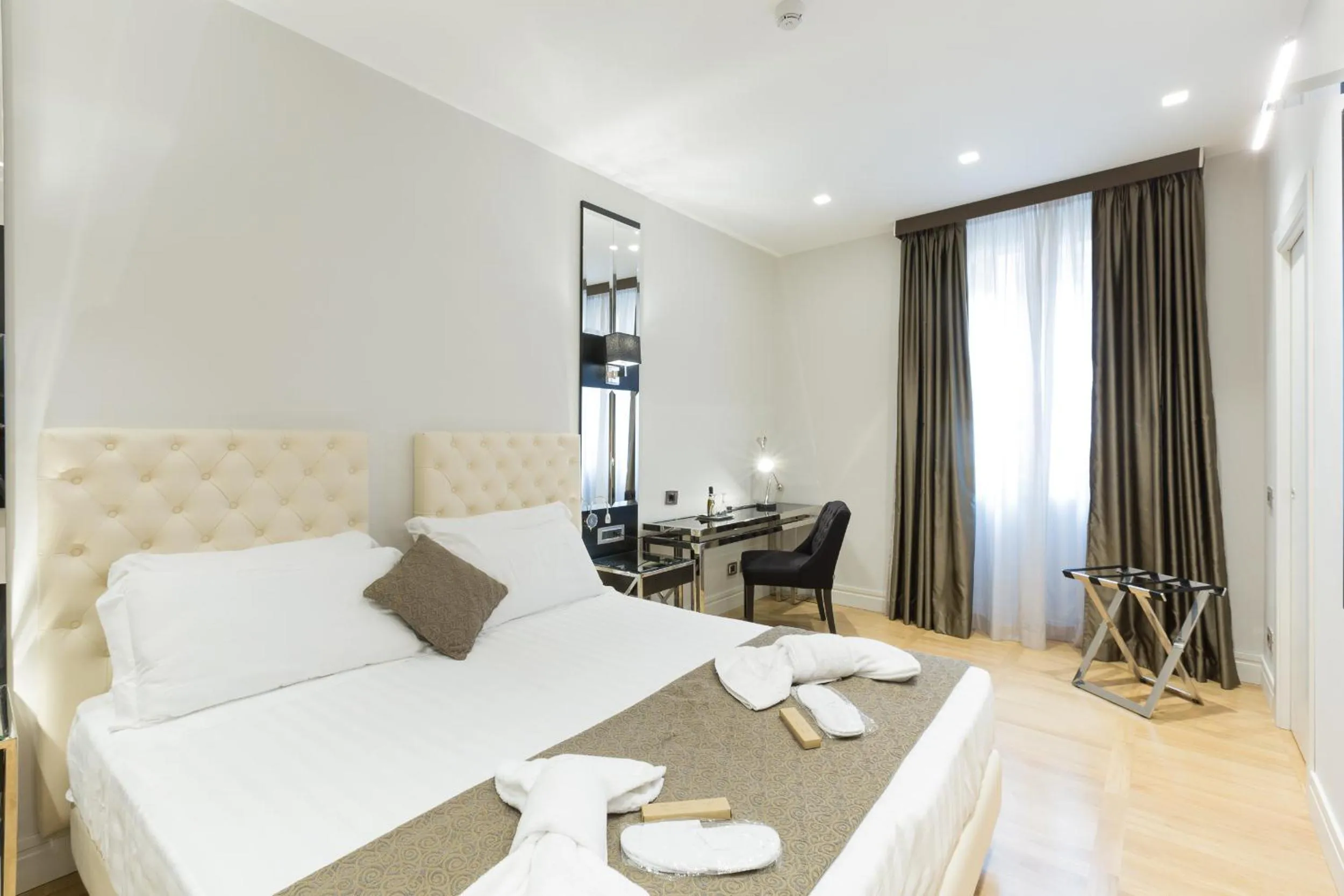 Bedroom, Bed in Floris Hotel