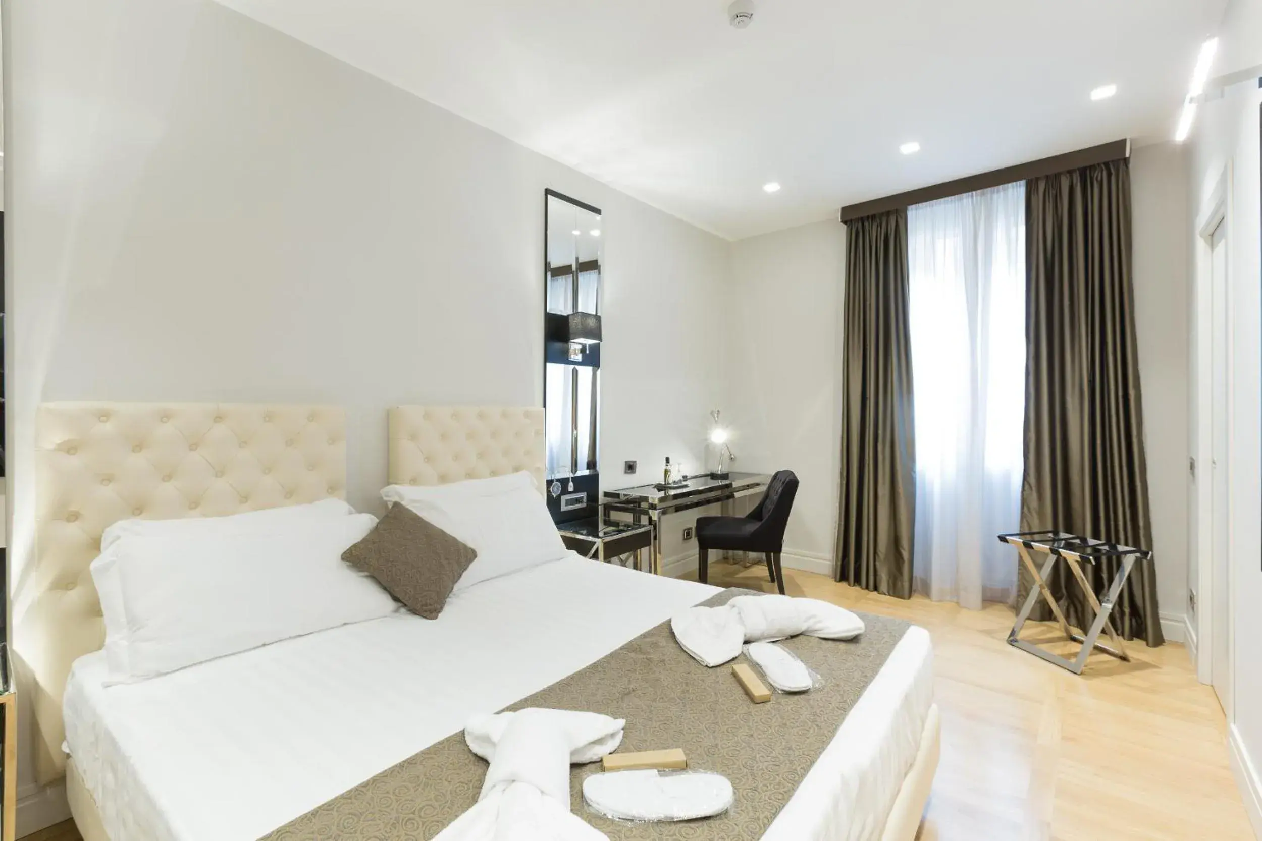 Deluxe Double or Twin Room in Floris Hotel Deluxe Double or Twin Room in Floris Hotel