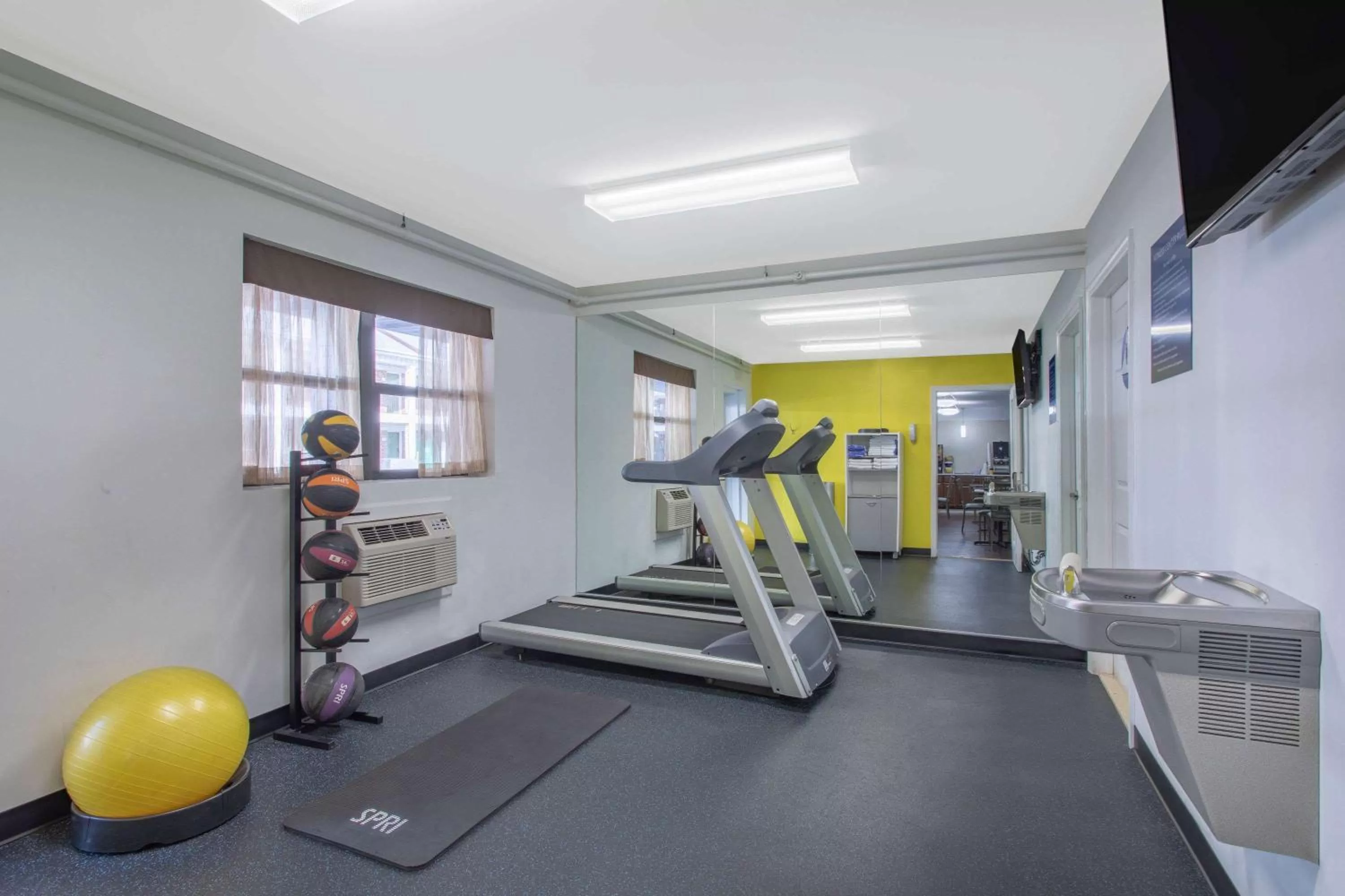 Fitness centre/facilities in Days Inn by Wyndham Elmsford