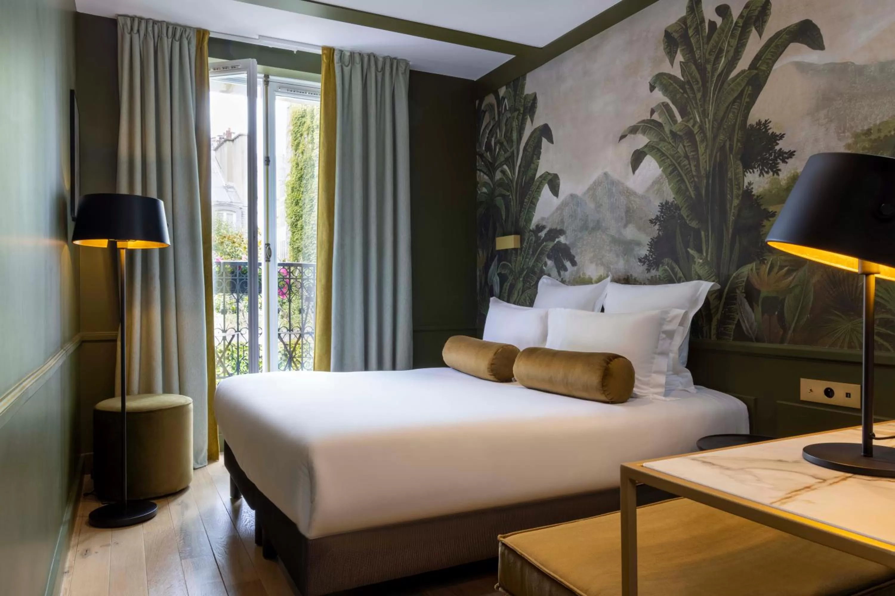 Bedroom, Bed in Les Jardins Du Luxembourg