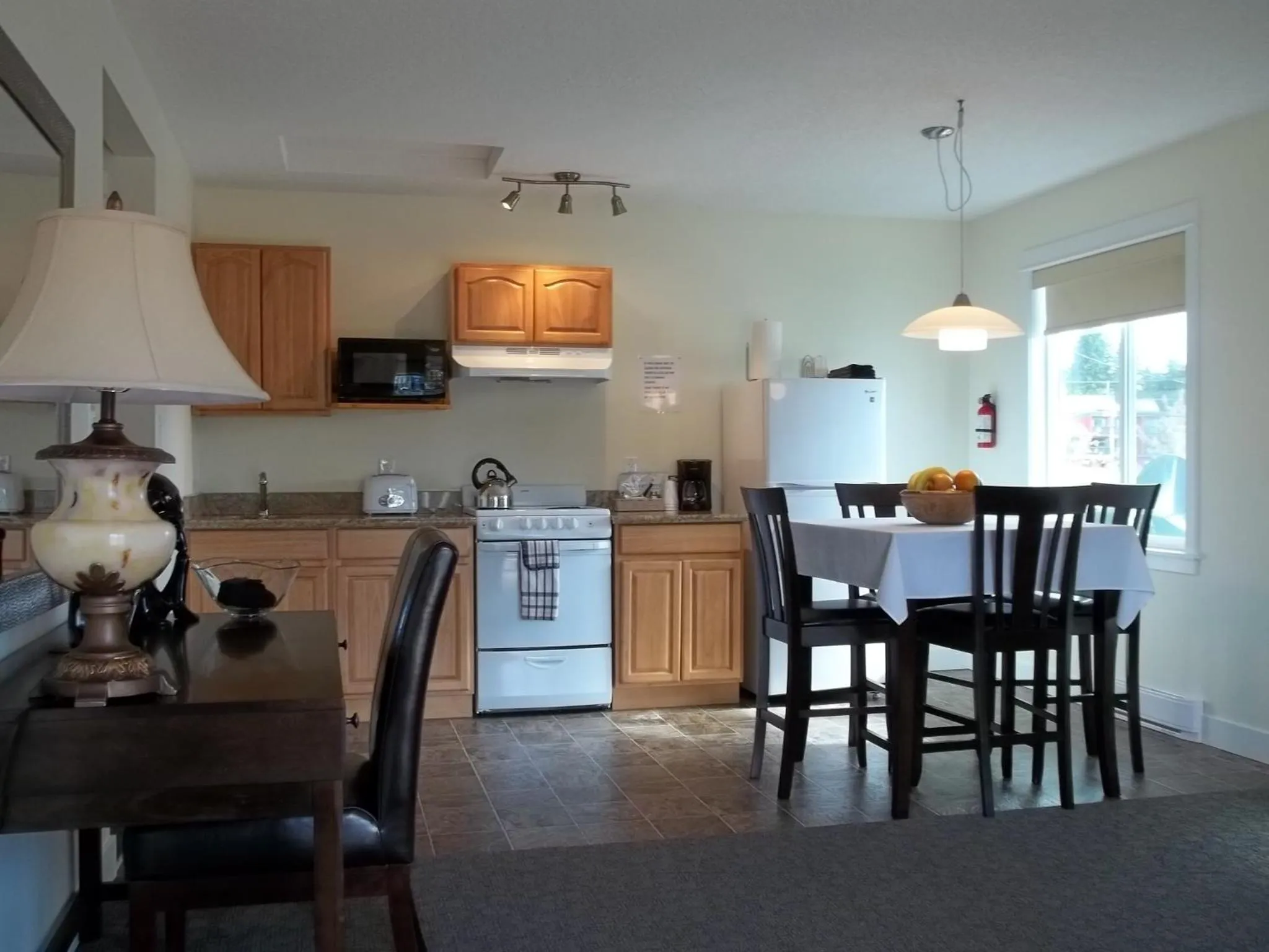 Kitchen or kitchenette in Bayshore Waterfront Inn