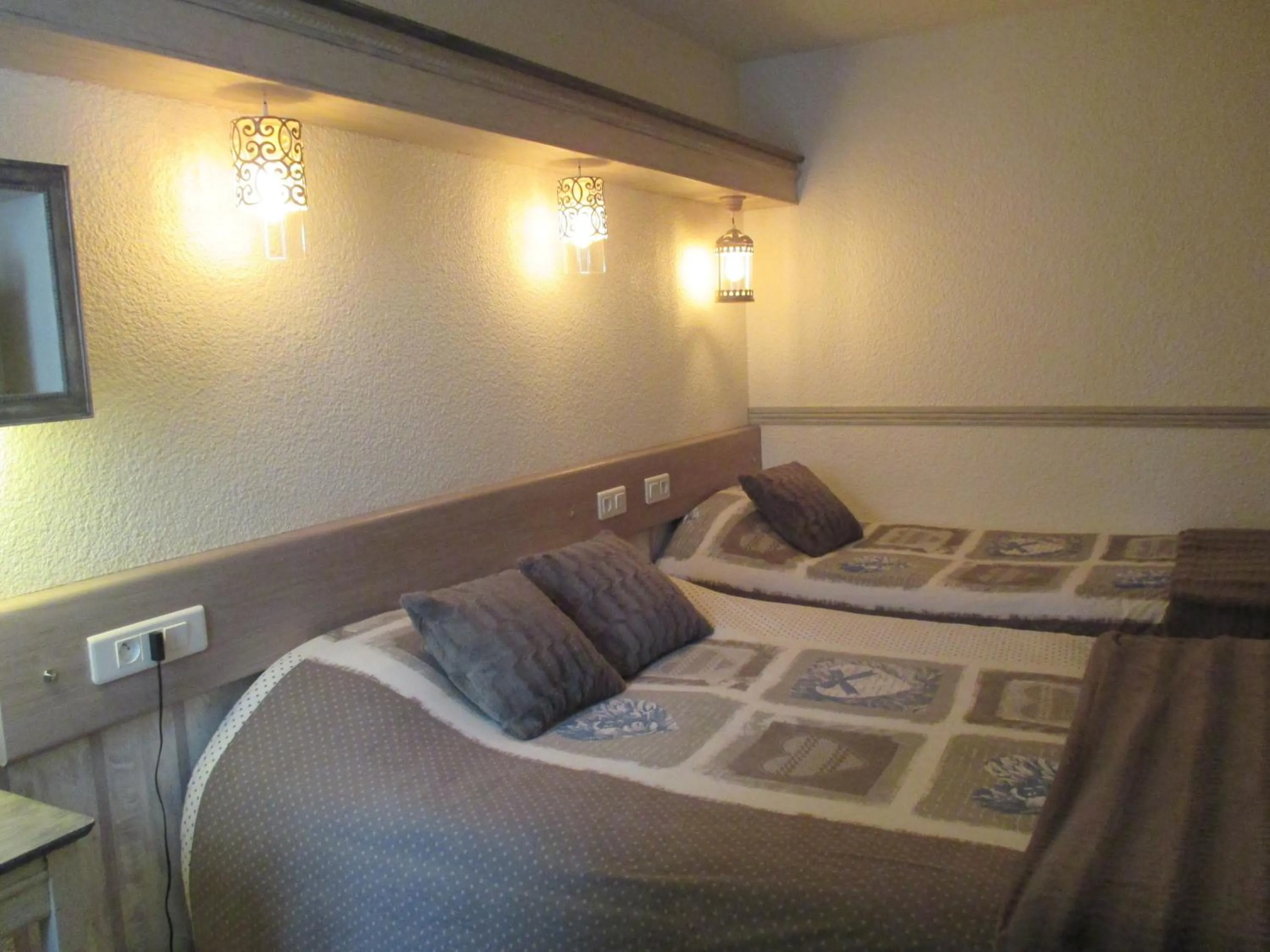 Photo of the whole room, Bed in Contact Hôtel Come Inn