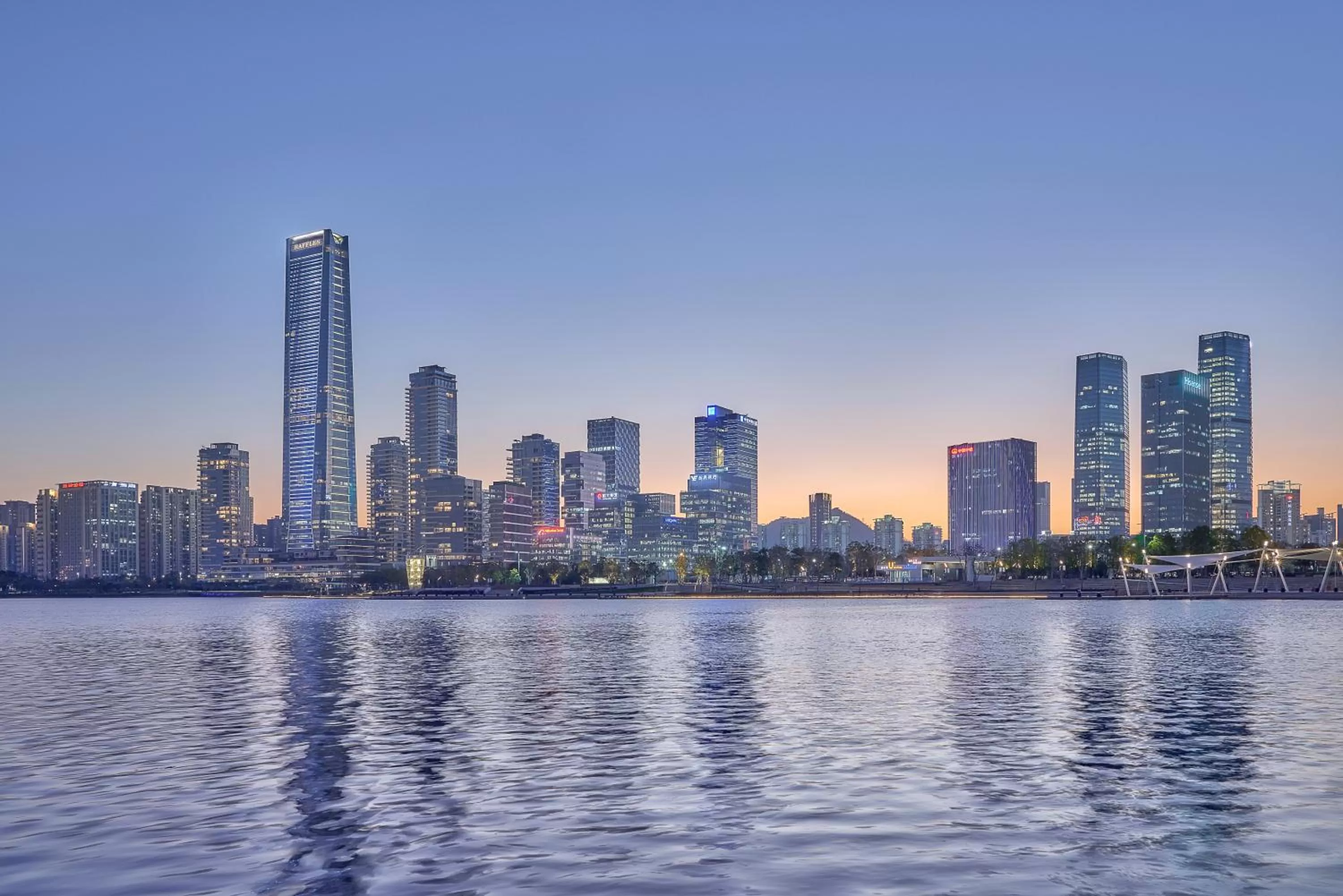 Property building in Raffles Shenzhen, Situated in the heart of One Shenzhen Bay, Book Now to Enjoy Free Minibar and Happy Hour Privileges at Long Bar on 71F