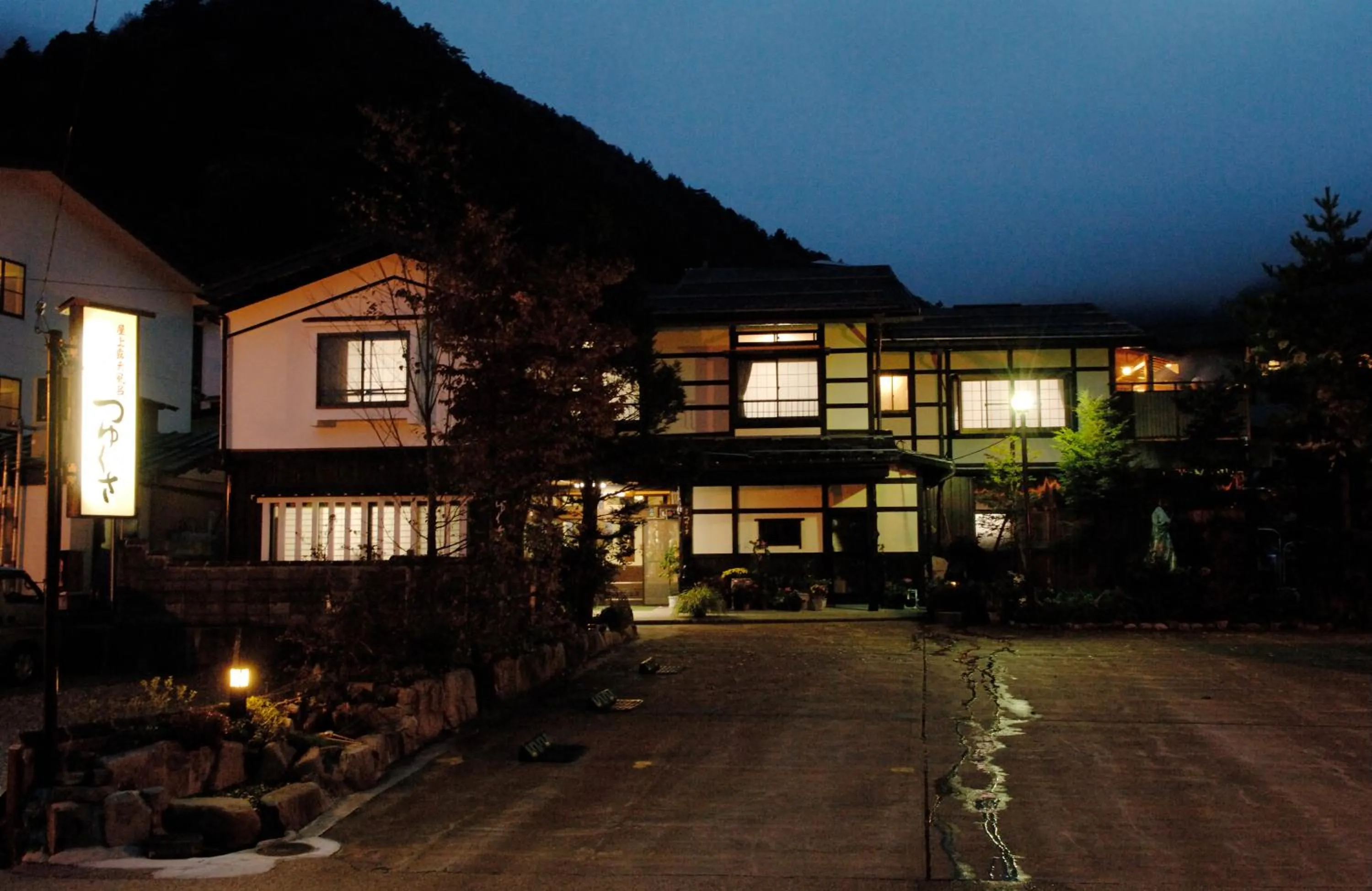 Facade/entrance in Tsuyukusa