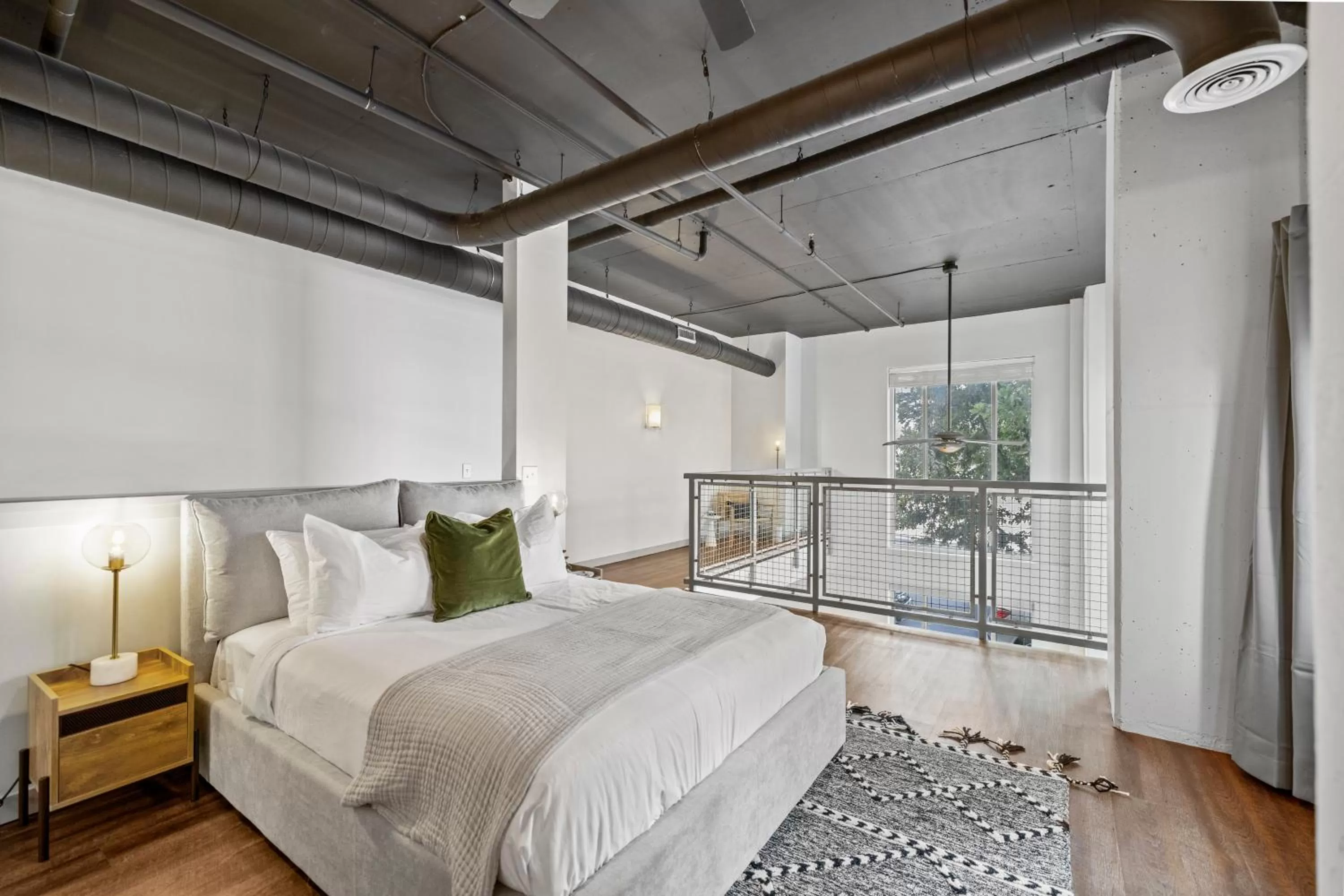 Photo of the whole room, Bed in Placemakr Music Row - Vanderbilt