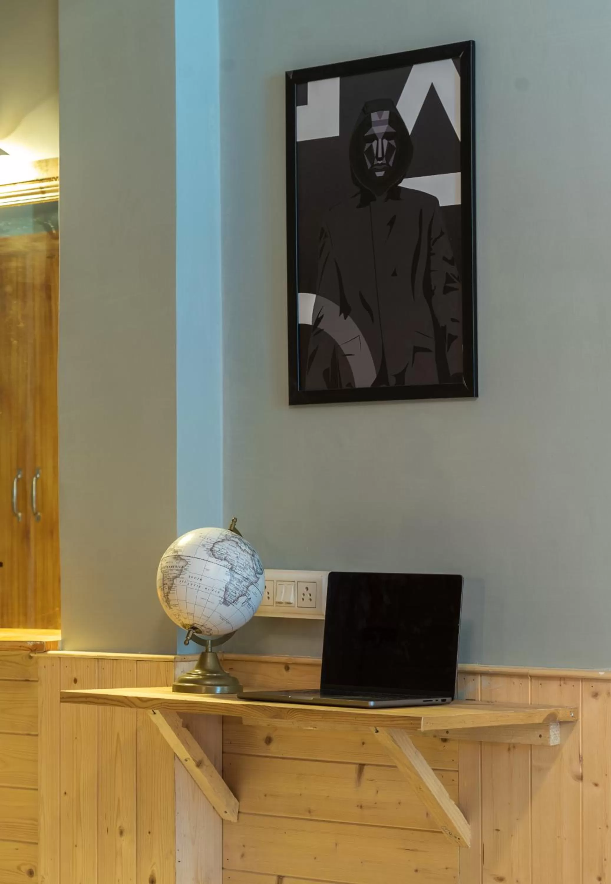 TV and multimedia in Whoopers Hostel Manali