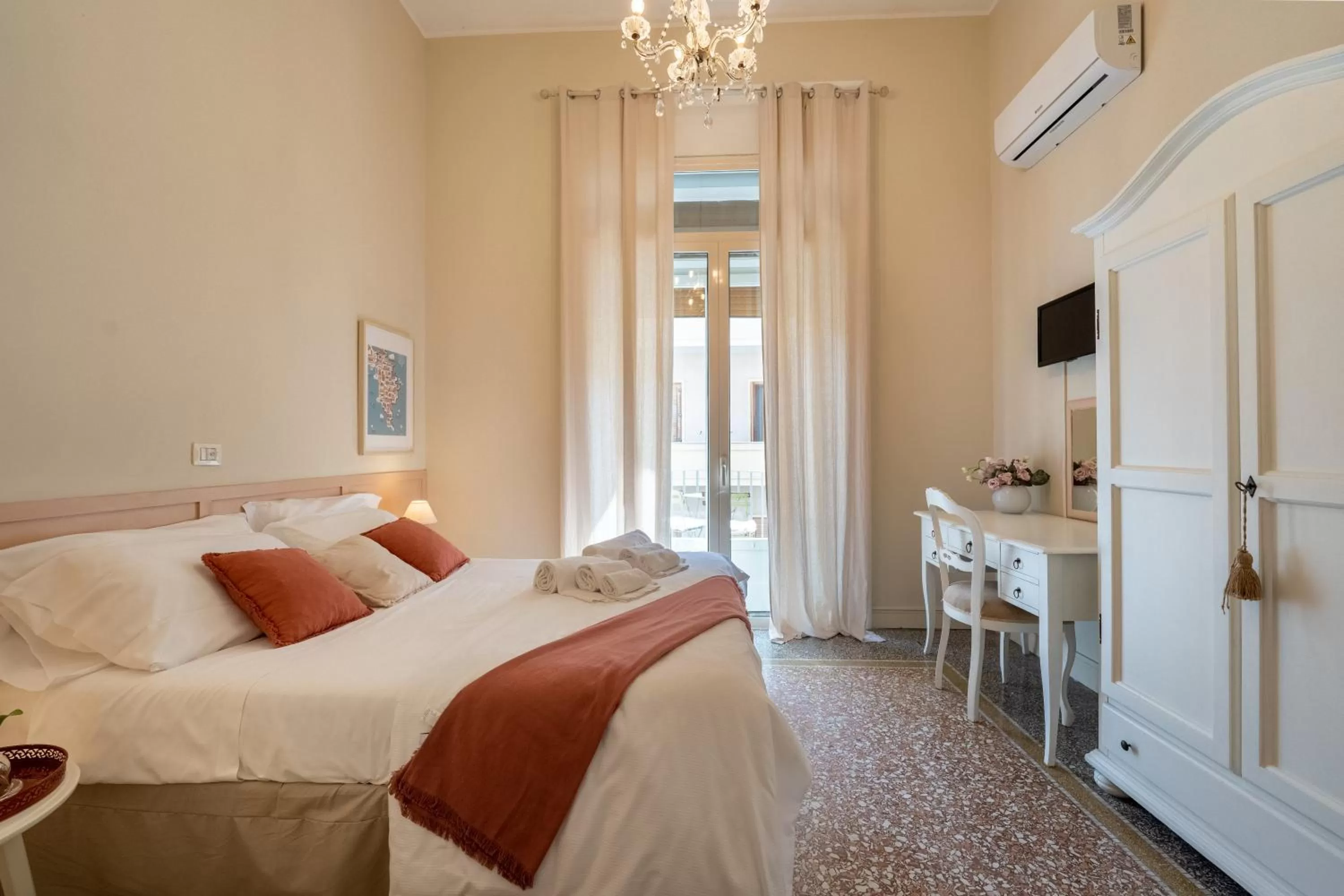 TV and multimedia, Bed in Joy's Bnb Ortigia