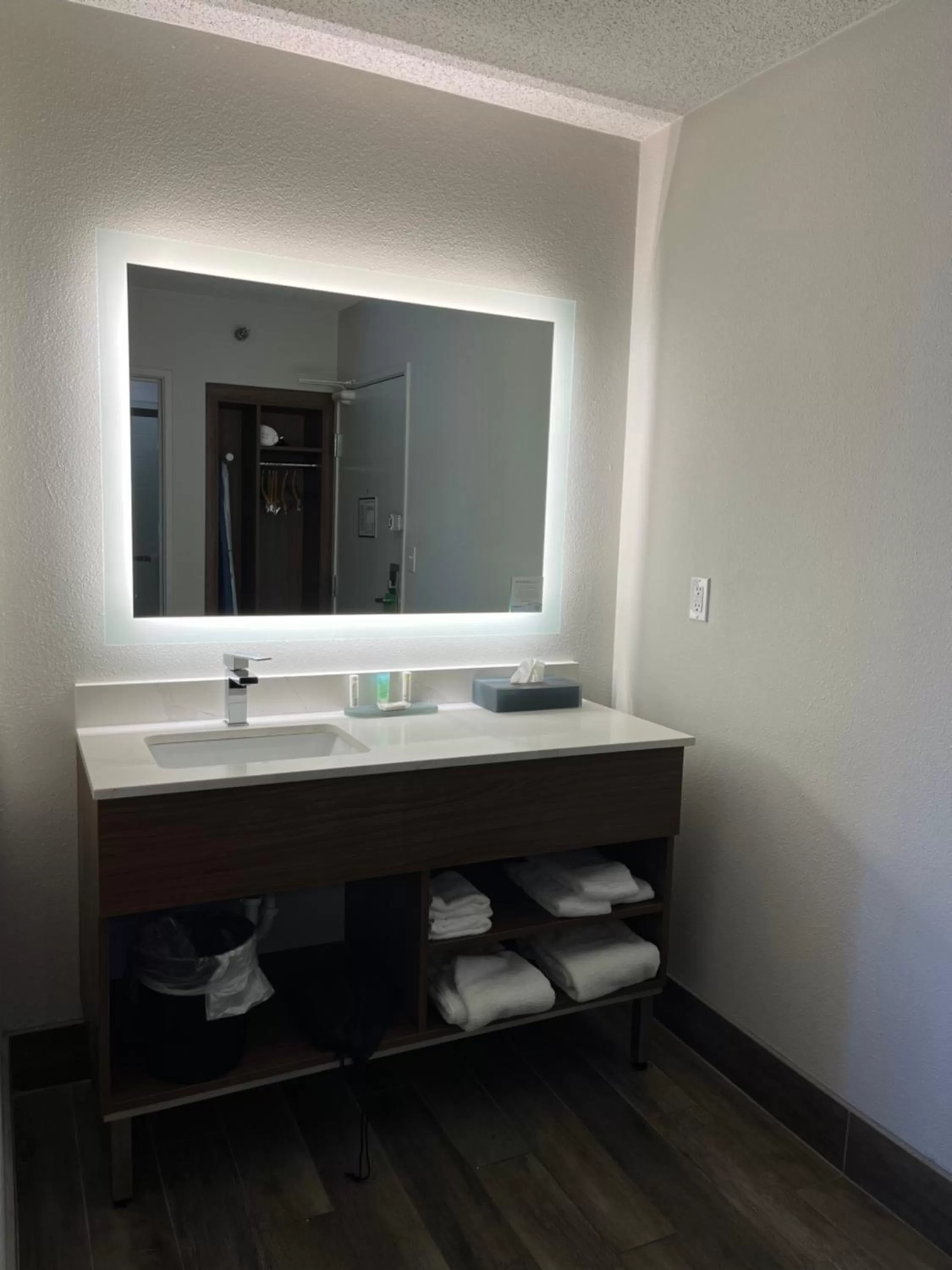 Bathroom in La Quinta by Wyndham Nashville Airport