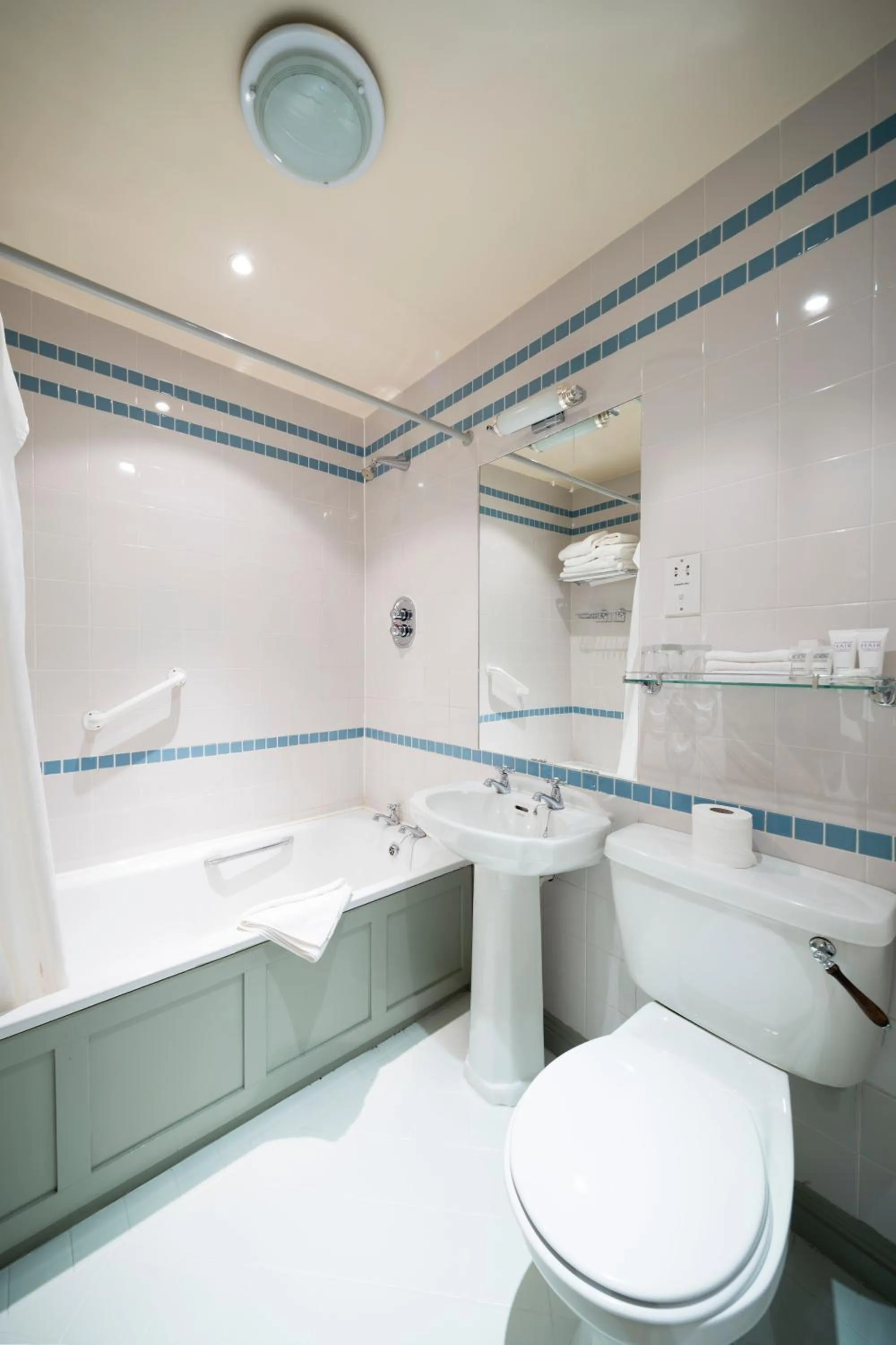 Bathroom in Aberdeen Lodge