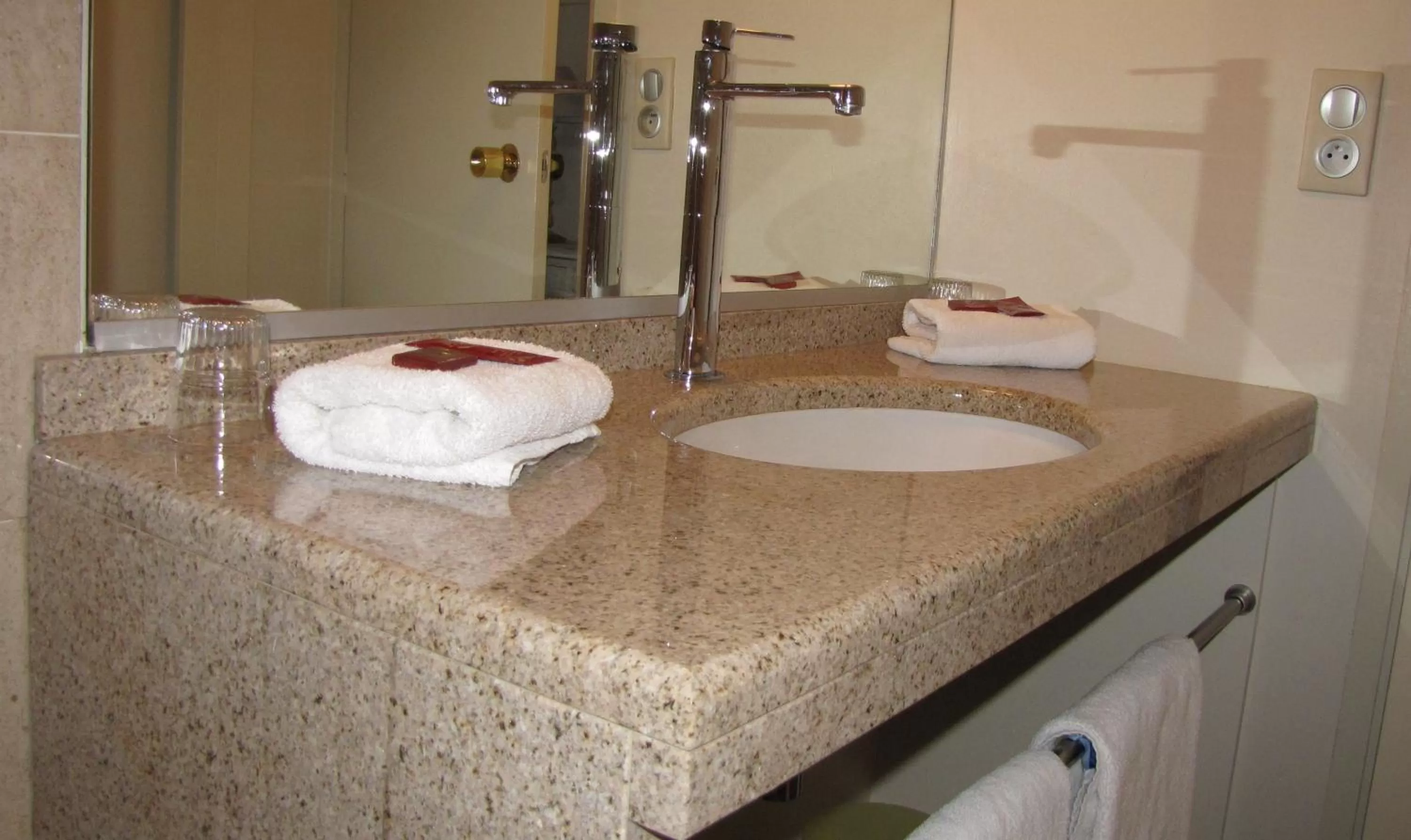 Bathroom in Hôtel de France