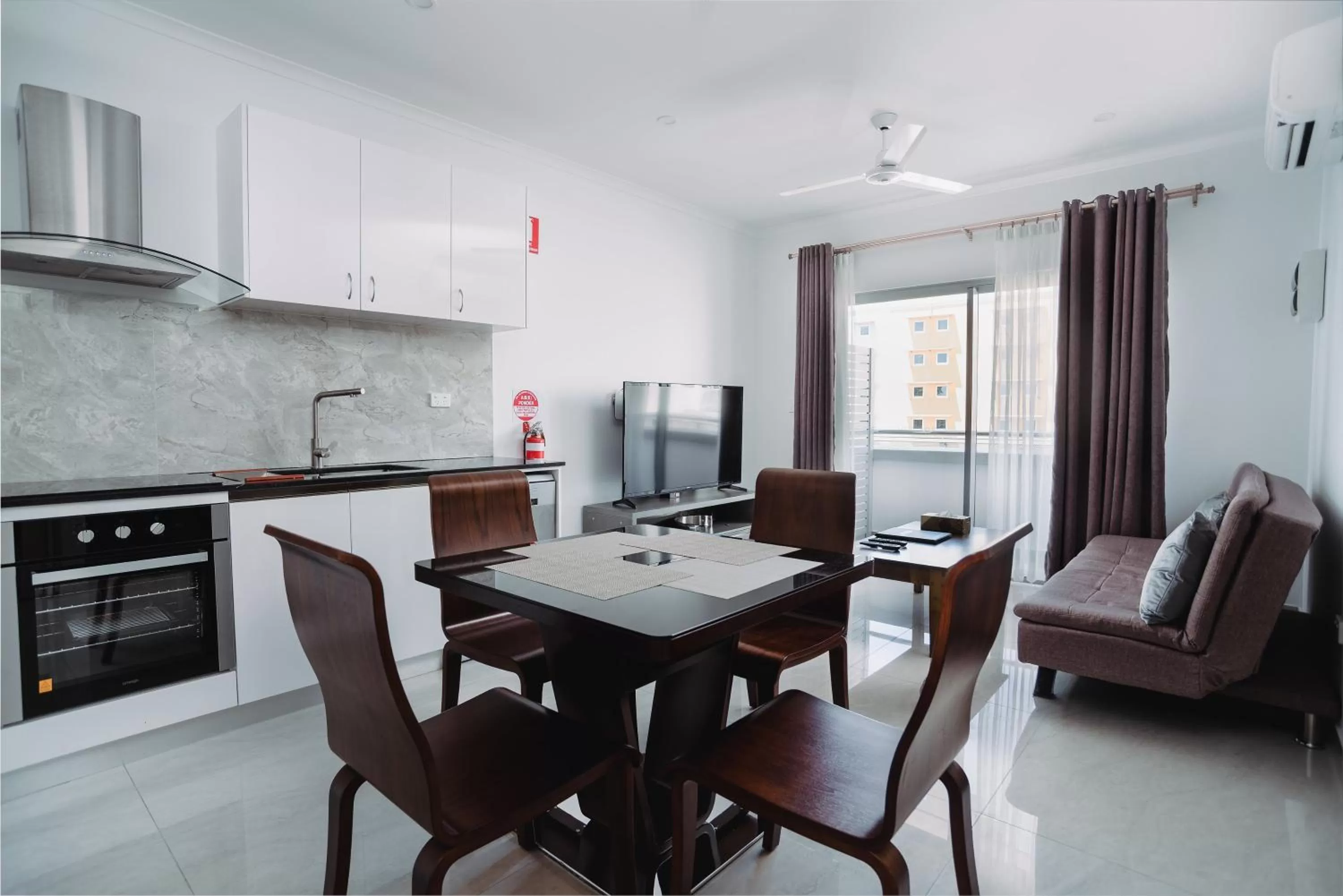 Kitchen or kitchenette in Darwin City Hotel