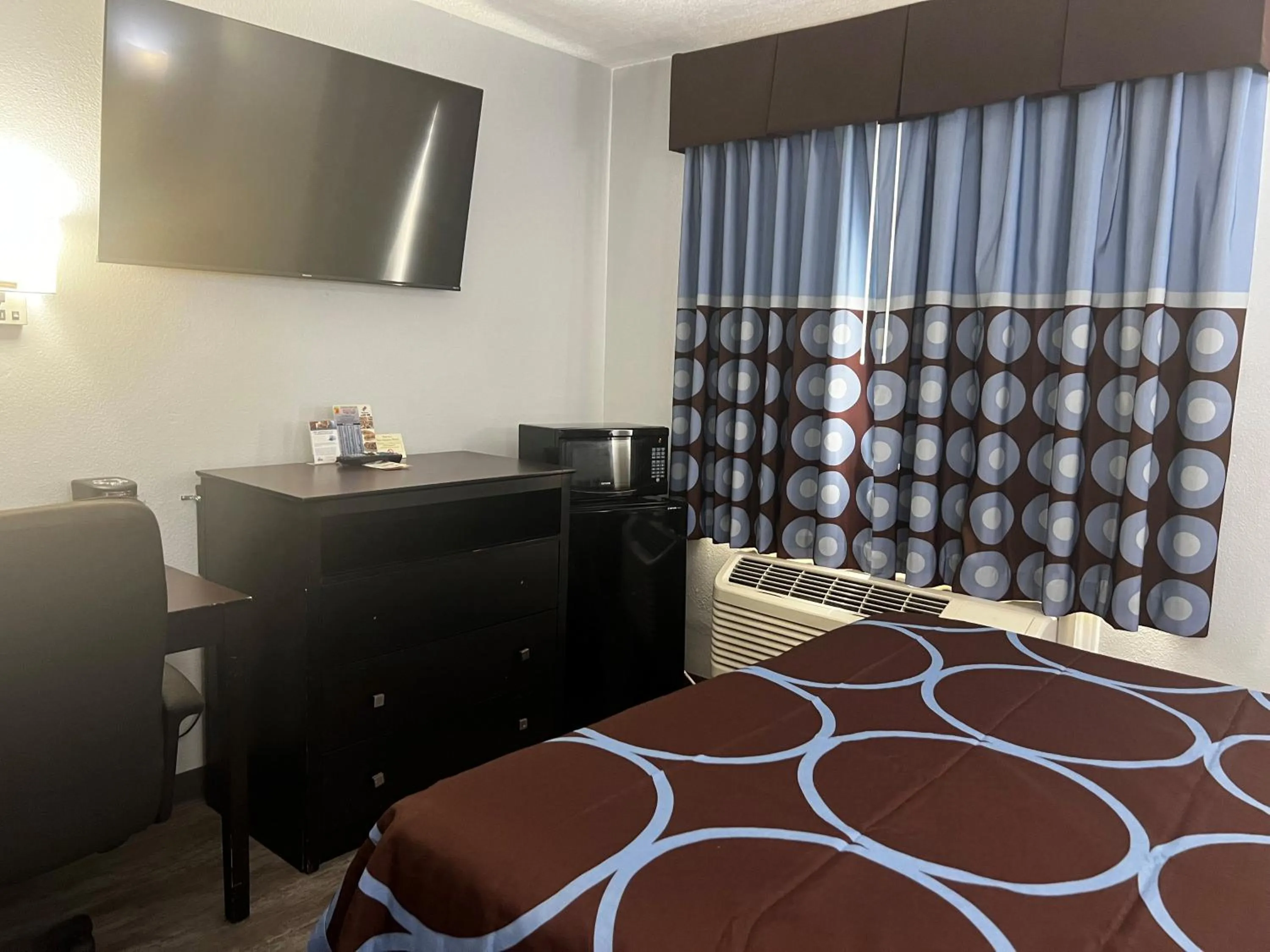 Photo of the whole room, Bed in Super 8 by Wyndham Cleveland TX