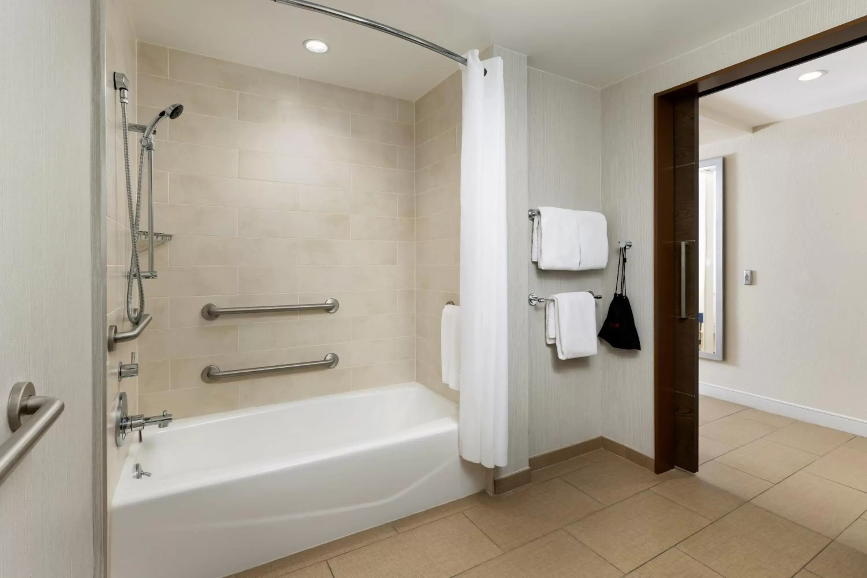 Queen Room - Disability Access in The Anza-a Calabasas Hotel Queen Room - Disability Access in The Anza-a Calabasas Hotel