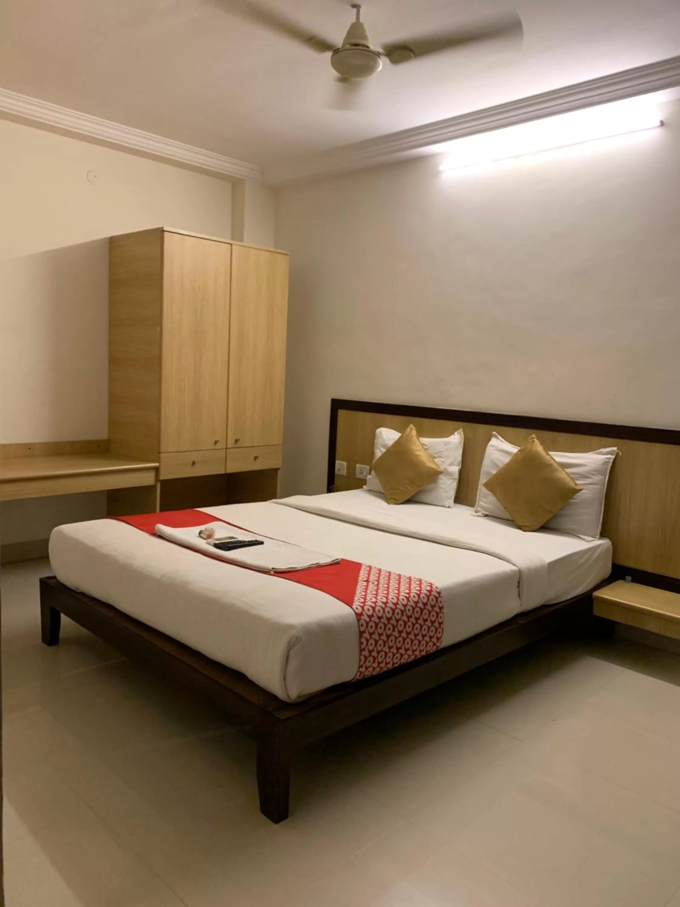 Bed in Hotel Half Moon Chennai