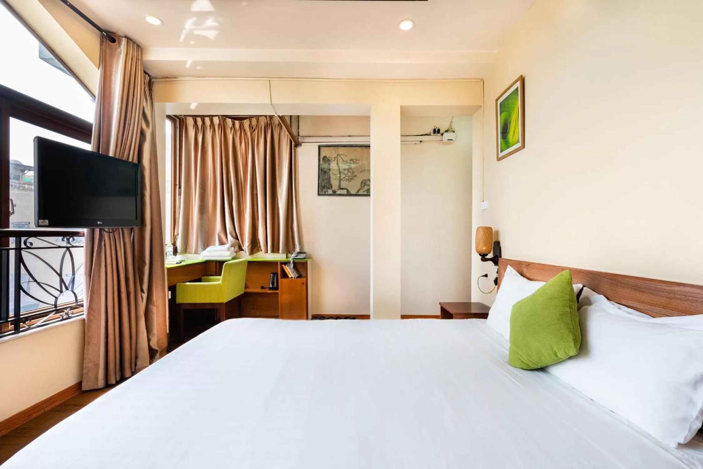 Photo of the whole room, Bed in Artisan Lakeview Hotel