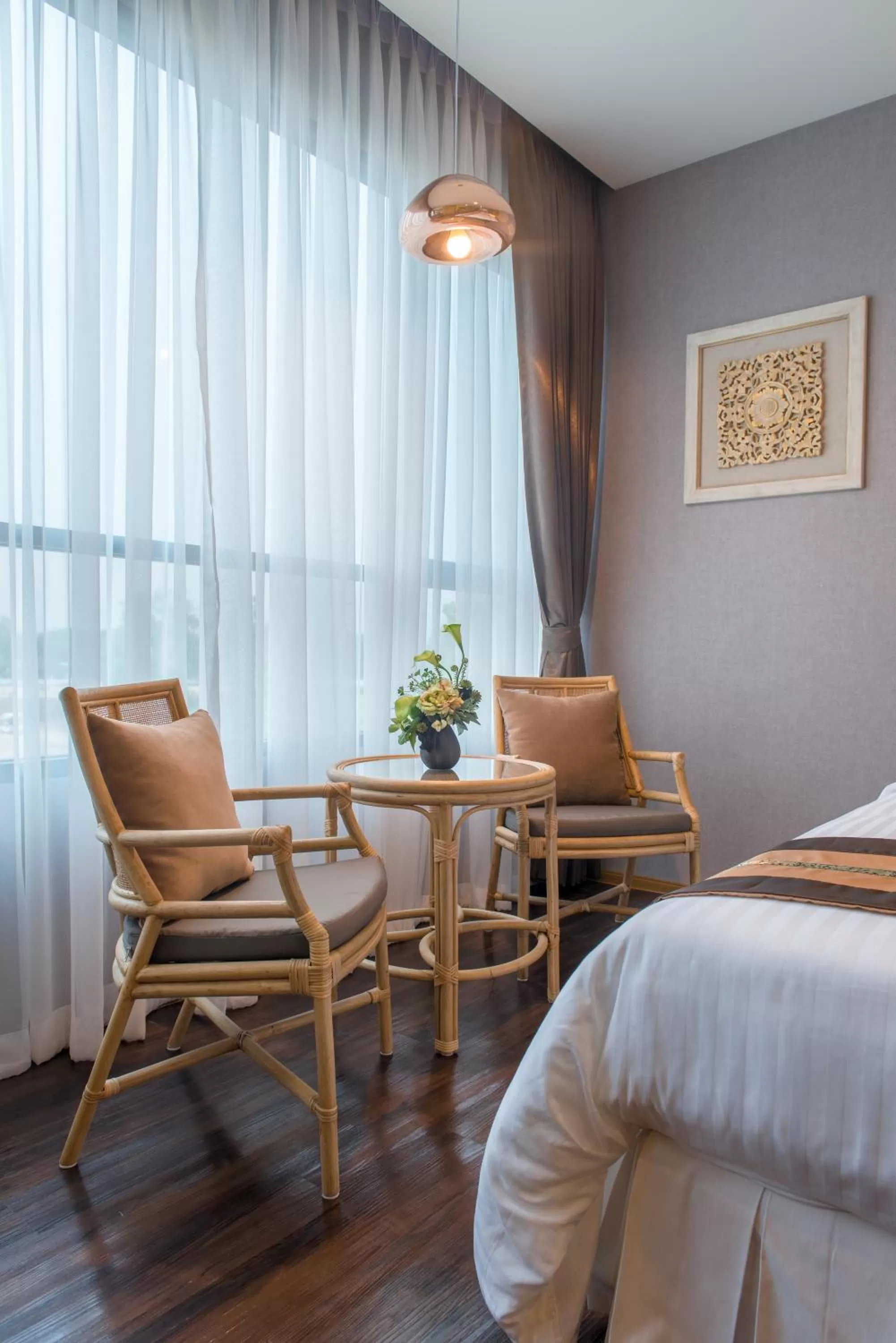 Seating area, Bed in North Hill City Resort