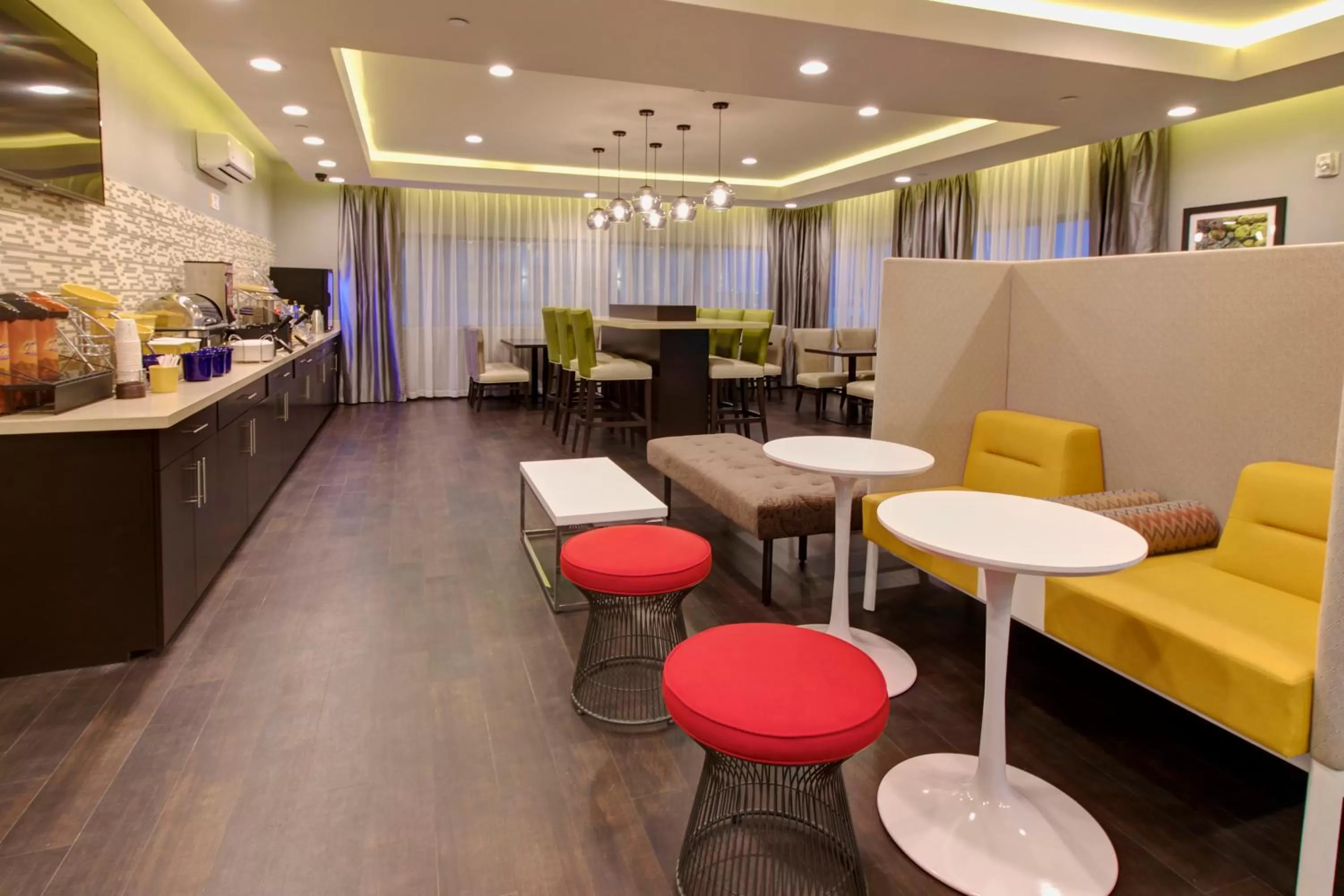 Restaurant/places to eat in Days Inn & Suites by Wyndham Port Arthur