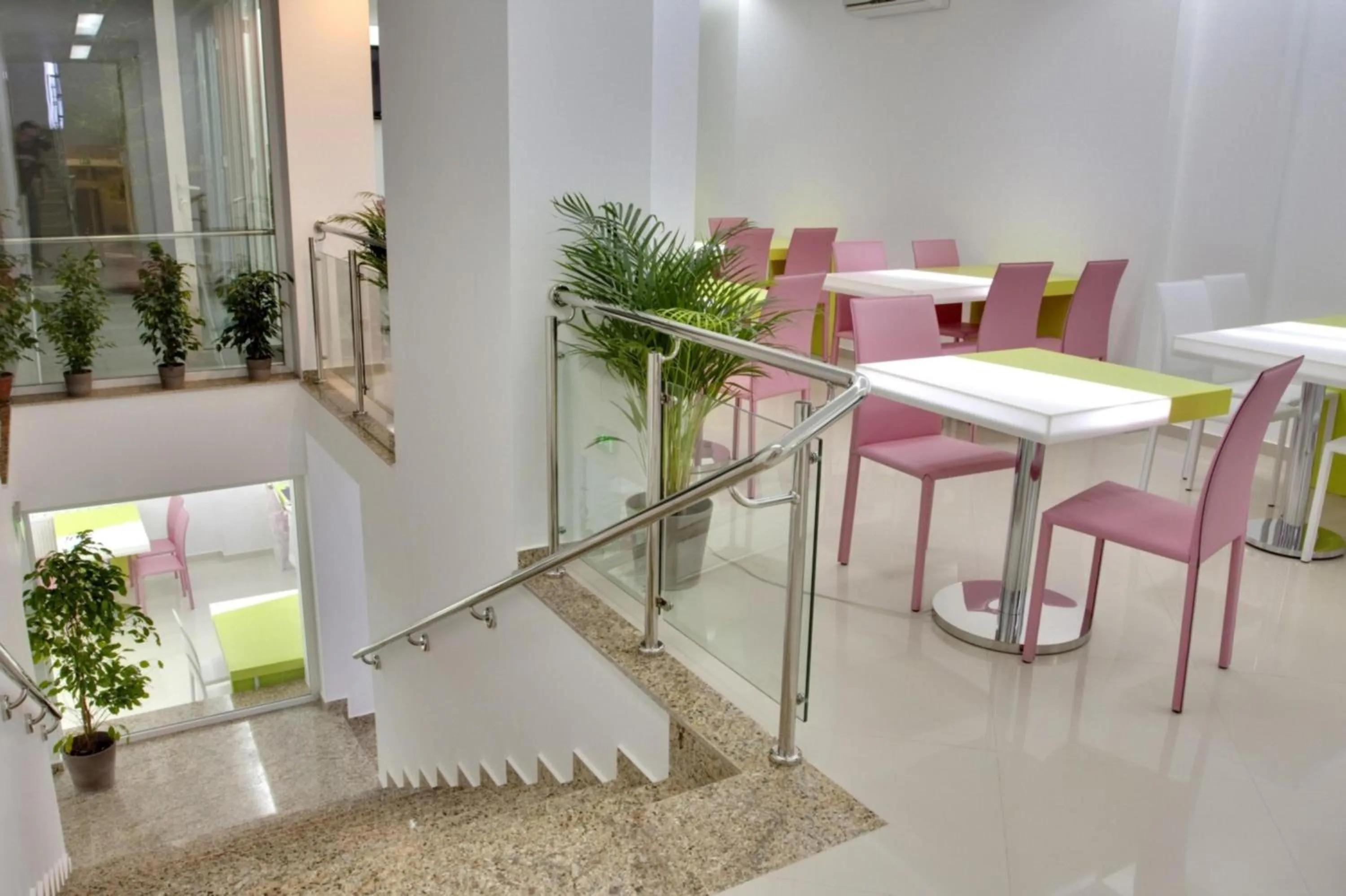 Restaurant/places to eat in Christina Hotel