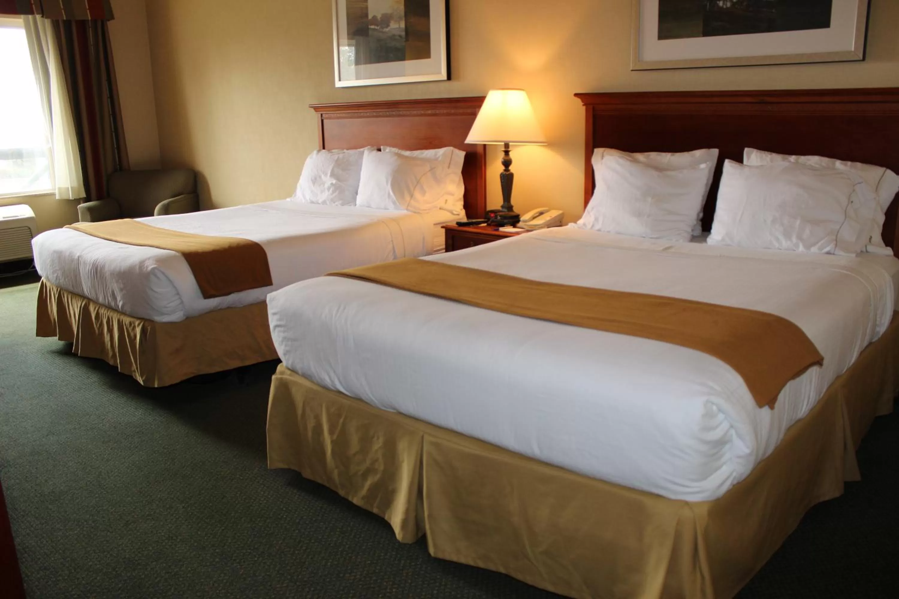 Bed in Holiday Inn Express Tehachapi by IHG